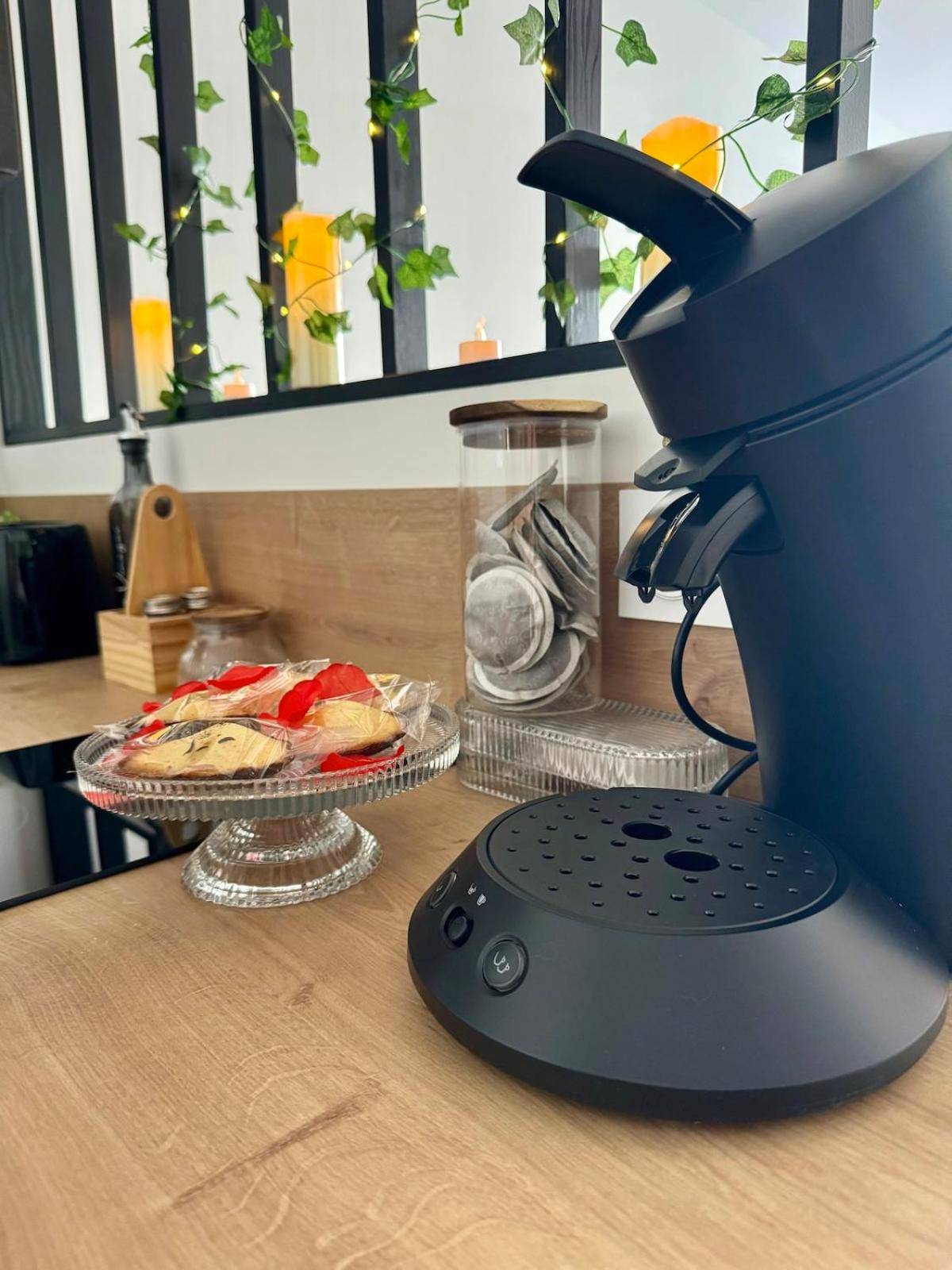 Machine à café et mignardises sur plan de travail - Love Room - Le Mystic