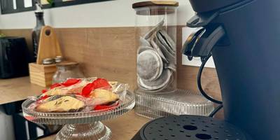 Machine à café et mignardises sur plan de travail - Love Room - Le Mystic