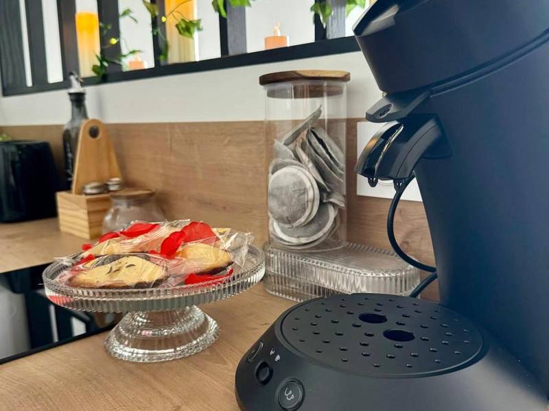 Machine à café et mignardises sur plan de travail - Love Room - Le Mystic
