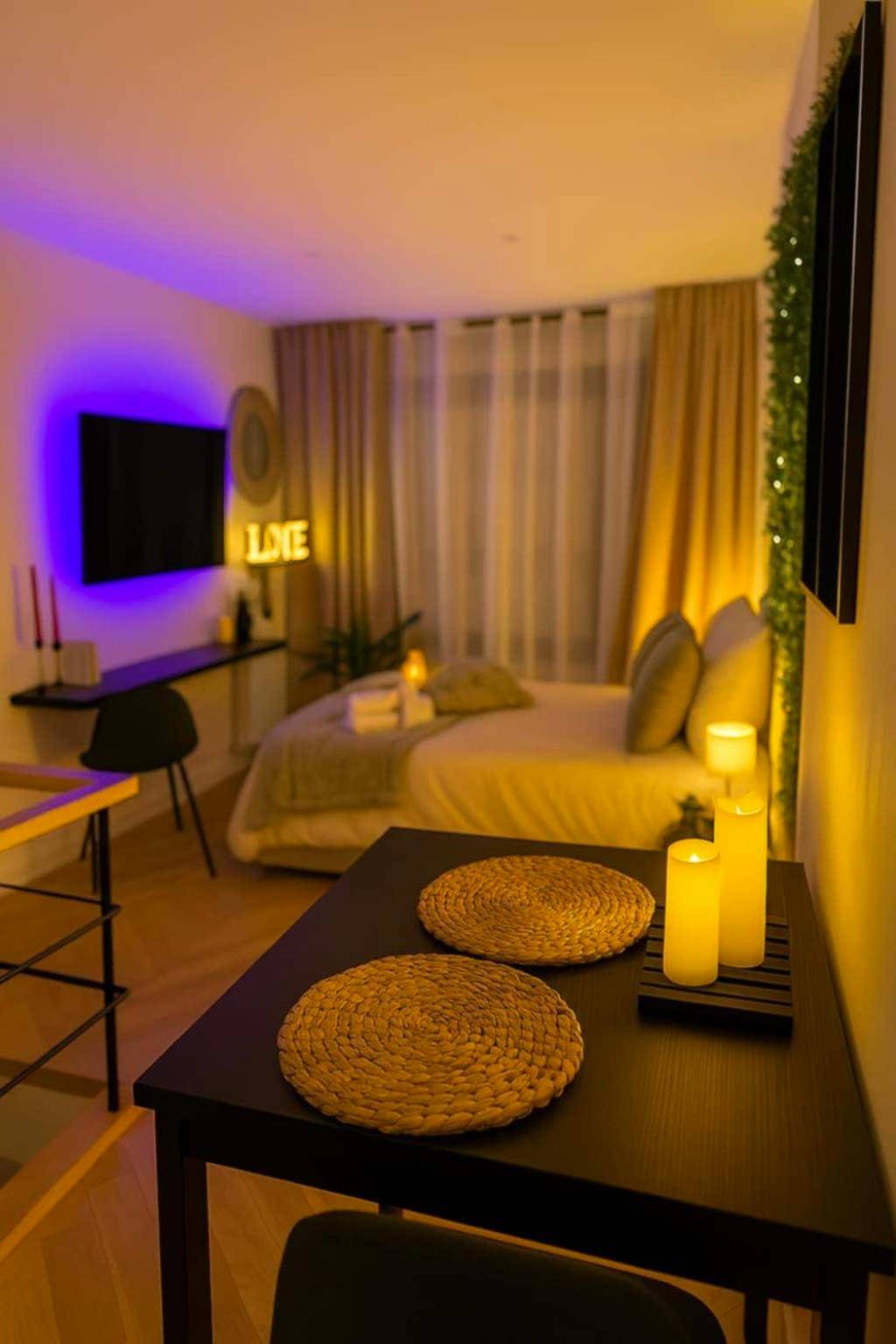 Espace repas avec bougies et vue sur la chambre - Love Room - Le Mystic