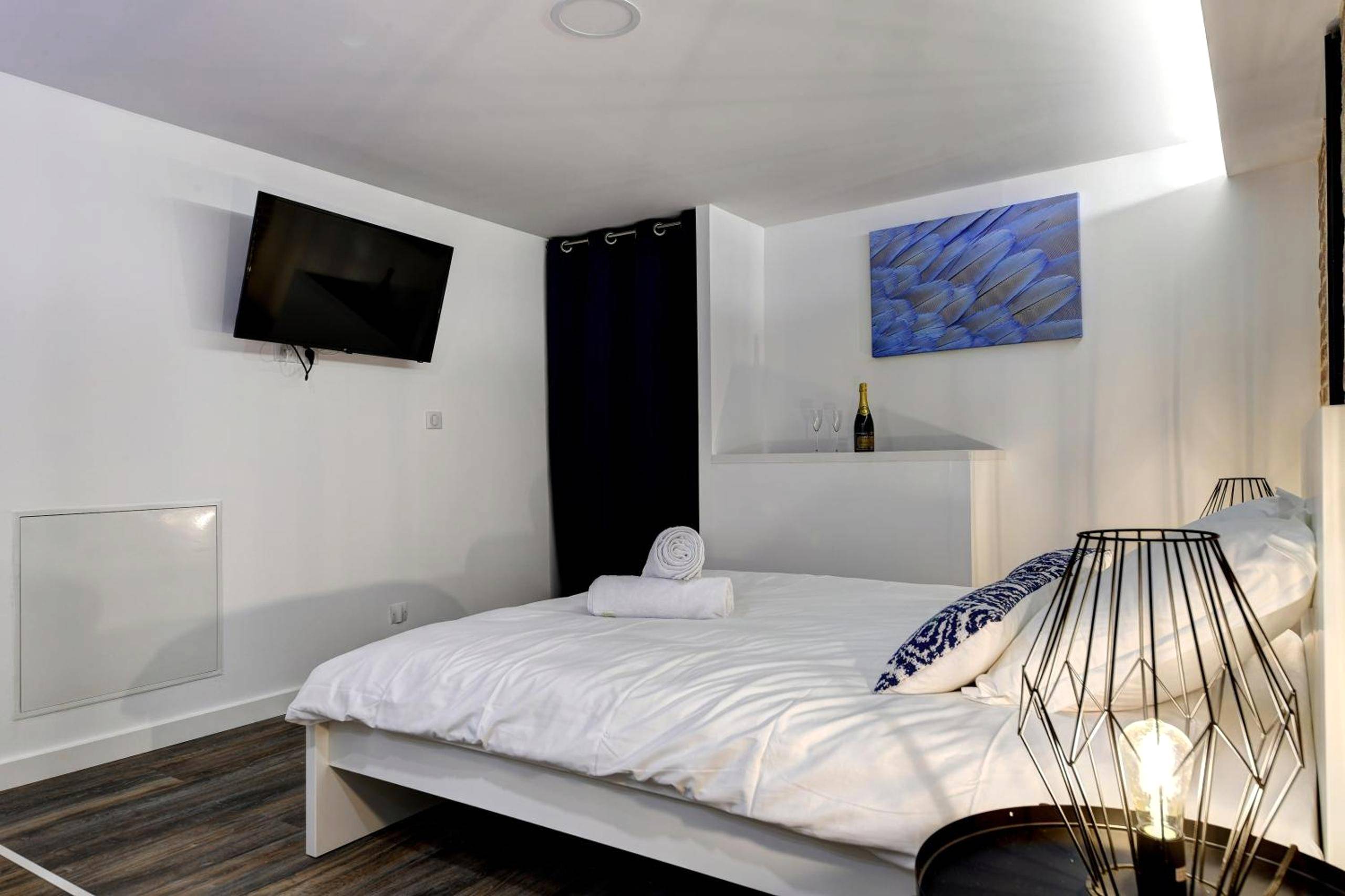 Chambre avec lit double et télévision murale - My Toul'House SPA