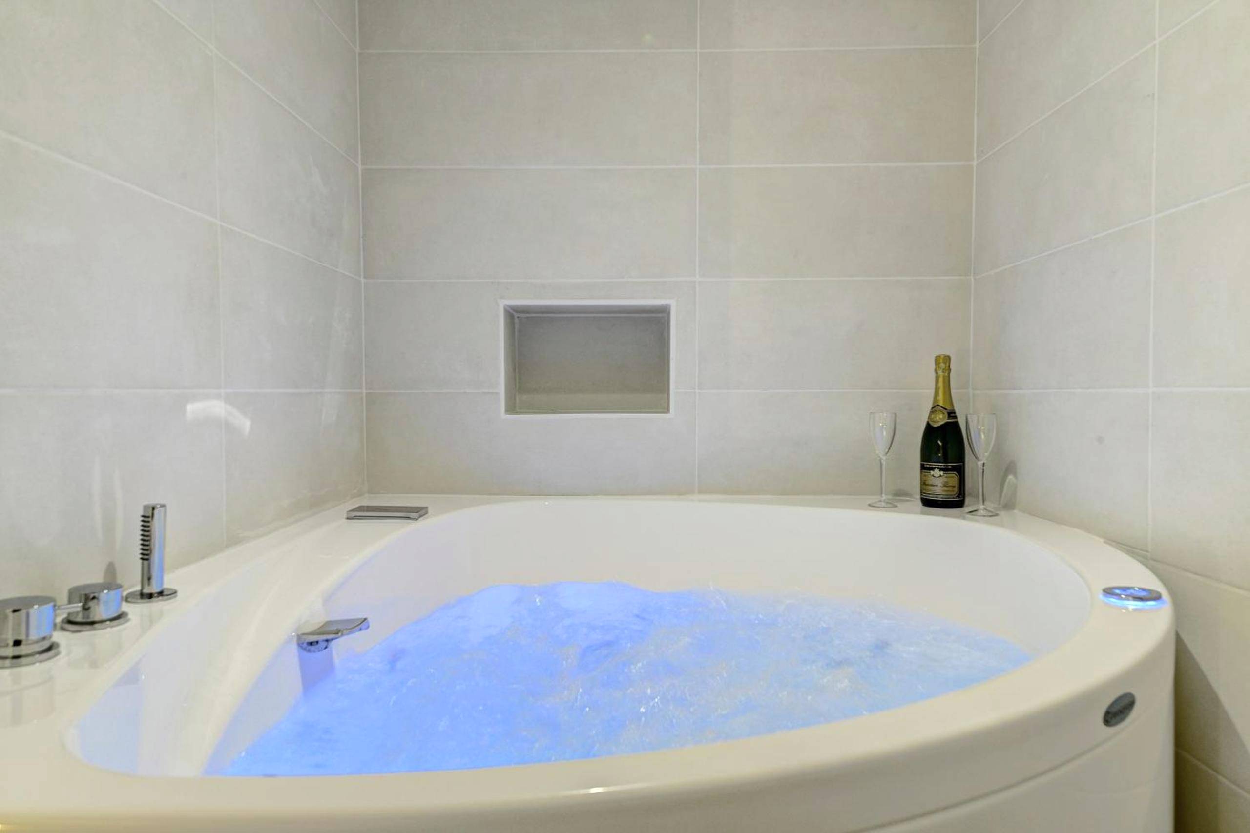 Jacuzzi privatif avec éclairage bleu et champagne - My Toul'House SPA