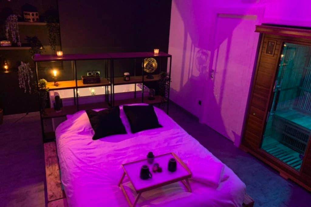 Chambre romantique avec lit double et sauna - Appartement Spa - NAHLEO Industriel