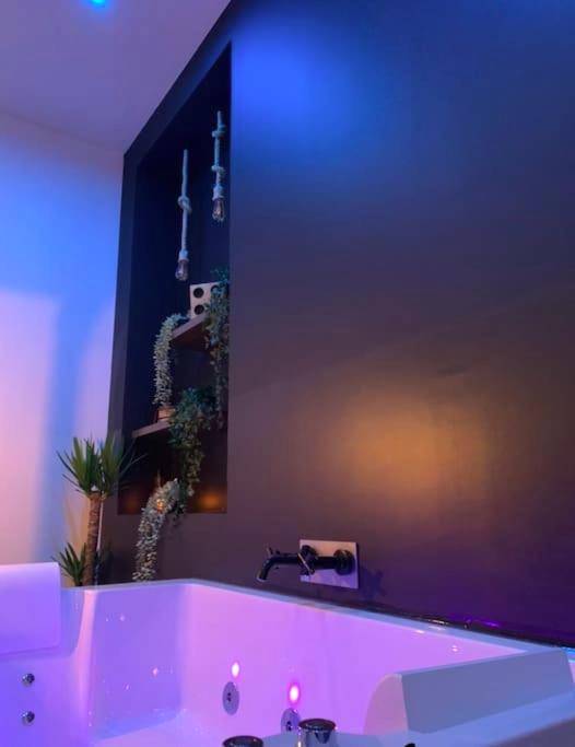 Baignoire balnéo avec éclairage LED violet - Appartement Spa - NAHLEO Industriel