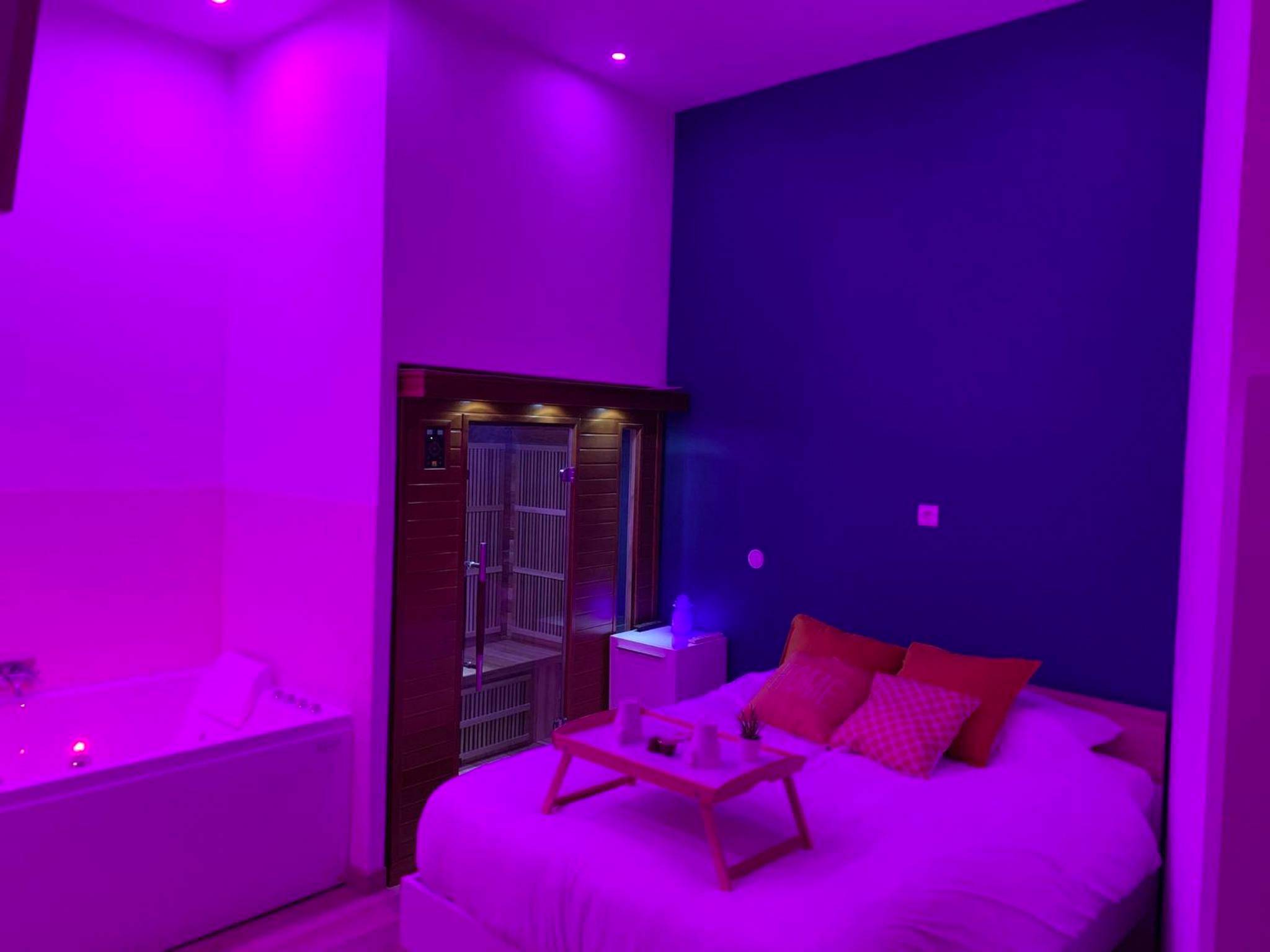 Chambre avec ambiance lumineuse violette - Appartement Spa - NAHLEO Scandinave