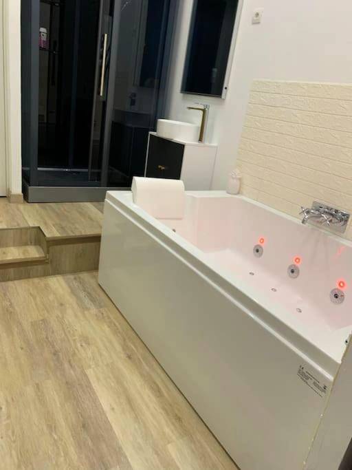 Baignoire balnéo avec jets massants - Appartement Spa - NAHLEO Scandinave