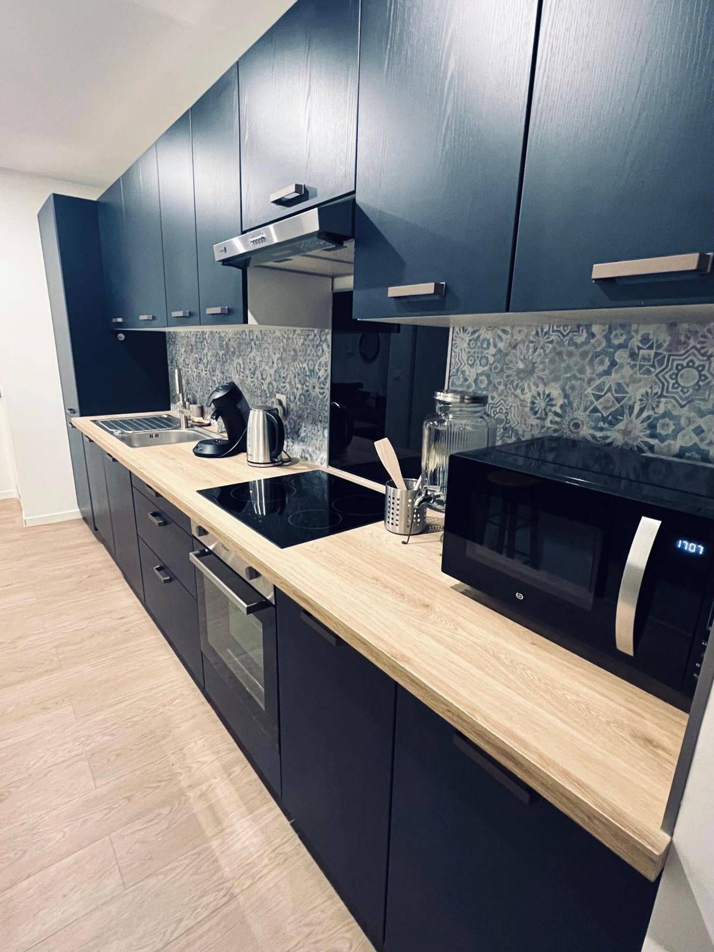 Cuisine équipée moderne aux tons sombres - NARCISSE Balnéo, Sauna, Hammam