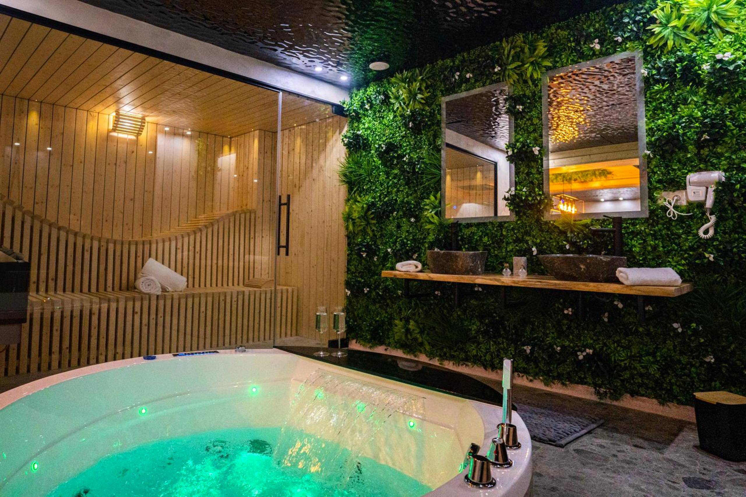 Jacuzzi avec cascade et mur végétal - Love Room Sarreguemines - Le Nature - Sauna - Balnéo - Sparoom Sarreguemines