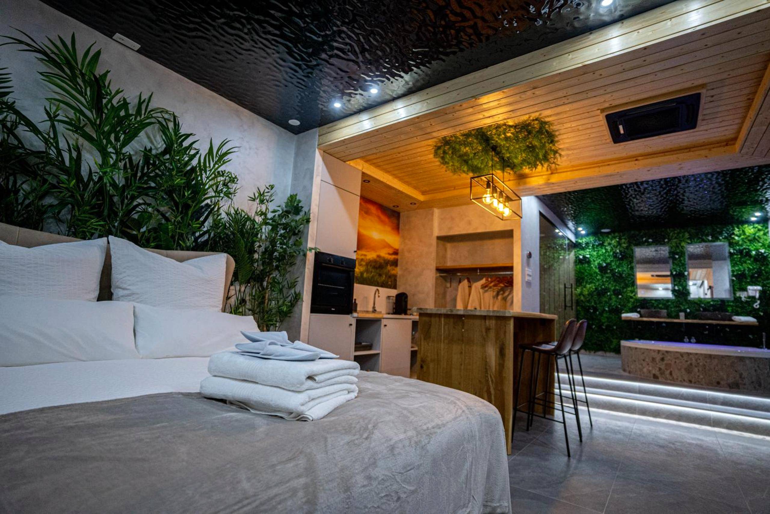 Lit double avec linge blanc et coin cuisine - Le Nature - Sauna - Balnéo - Sparoom Sarreguemines