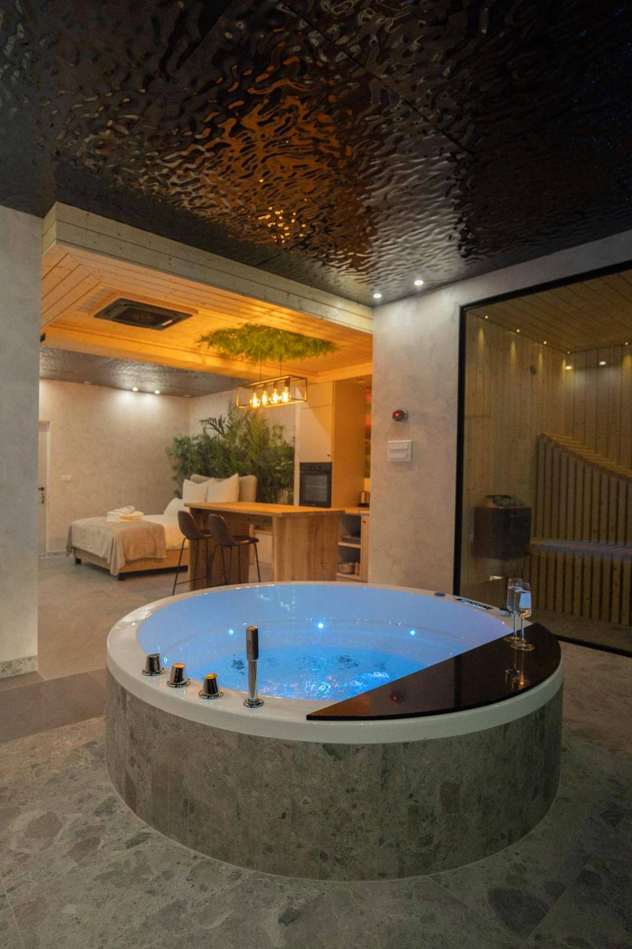 Baignoire balnéo ronde éclairée en bleu - Le Nature - Sauna - Balnéo - Sparoom Sarreguemines