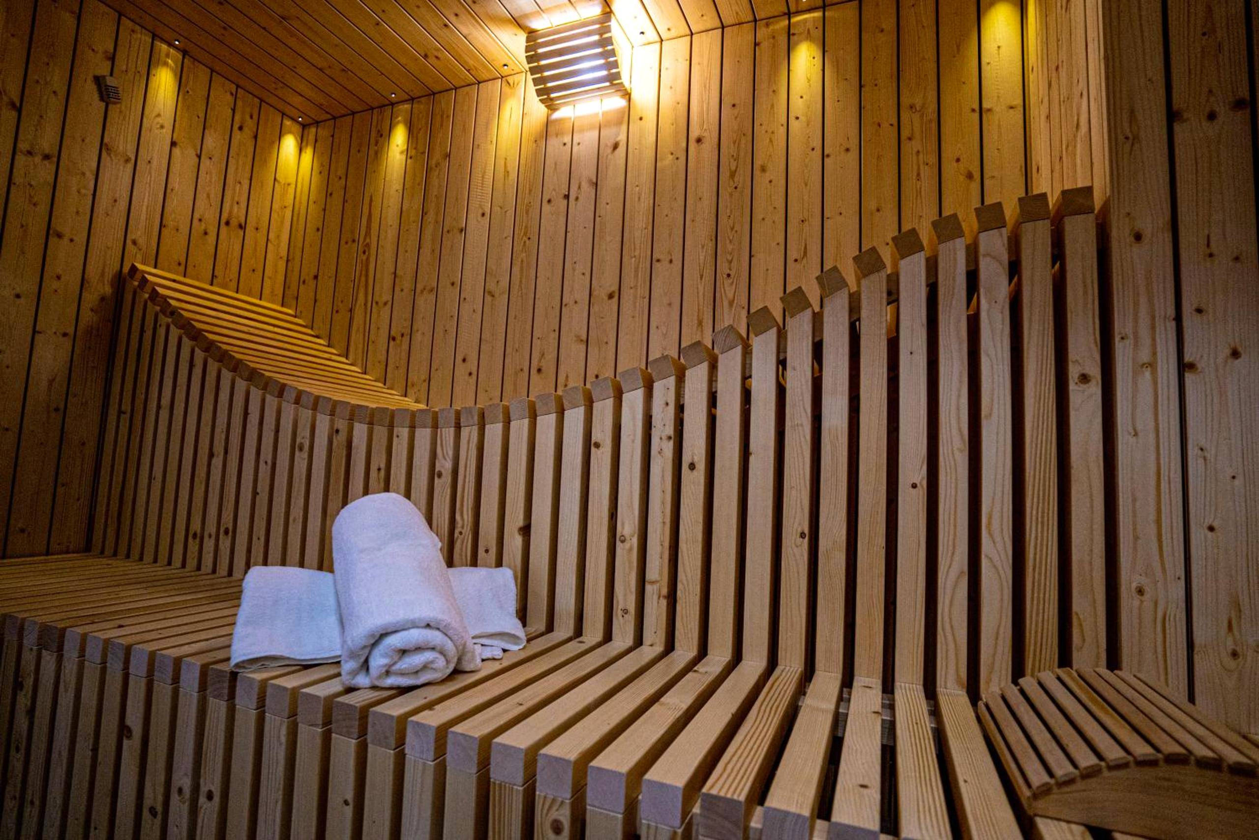 Sauna en bois avec banc ergonomique - Le Nature - Sauna - Balnéo - Sparoom Sarreguemines