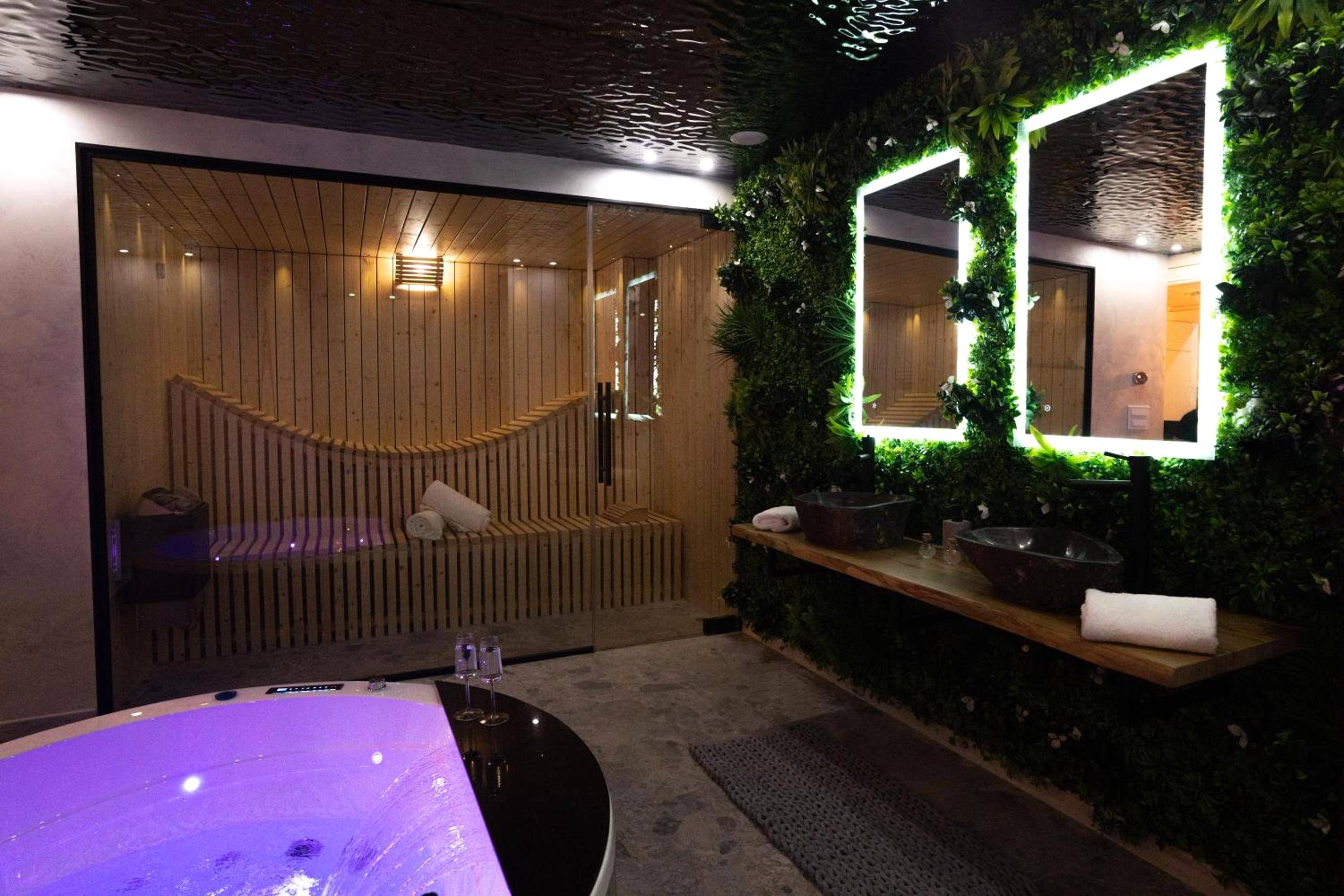 Espace bien - être avec jacuzzi violet et miroirs - Le Nature - Sauna - Balnéo - Sparoom Sarreguemines
