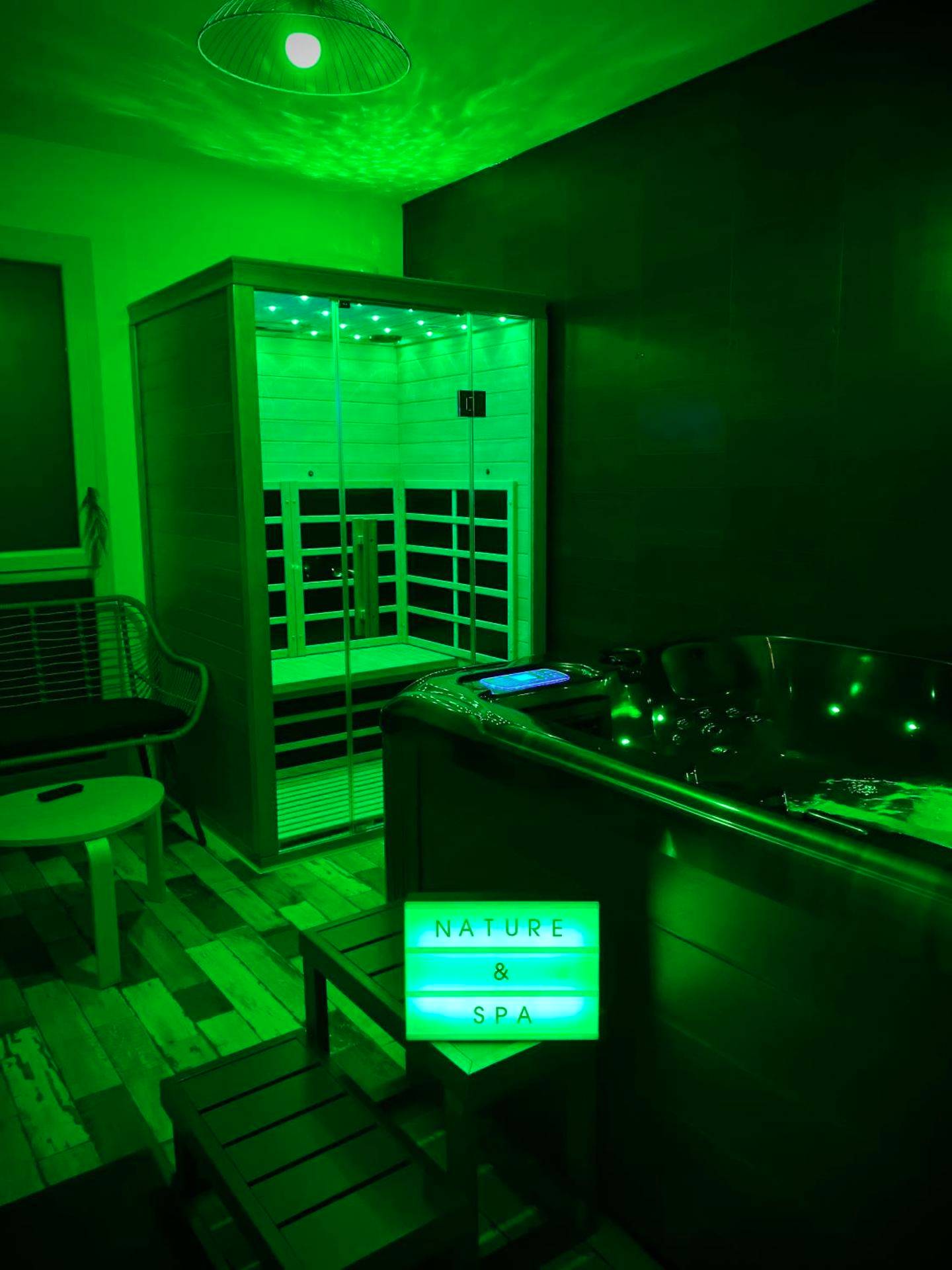Espace bien - être avec sauna et jacuzzi vert - Love Room Orléans - Nature&Spa Appartement avec Jacuzzi & Sauna privé