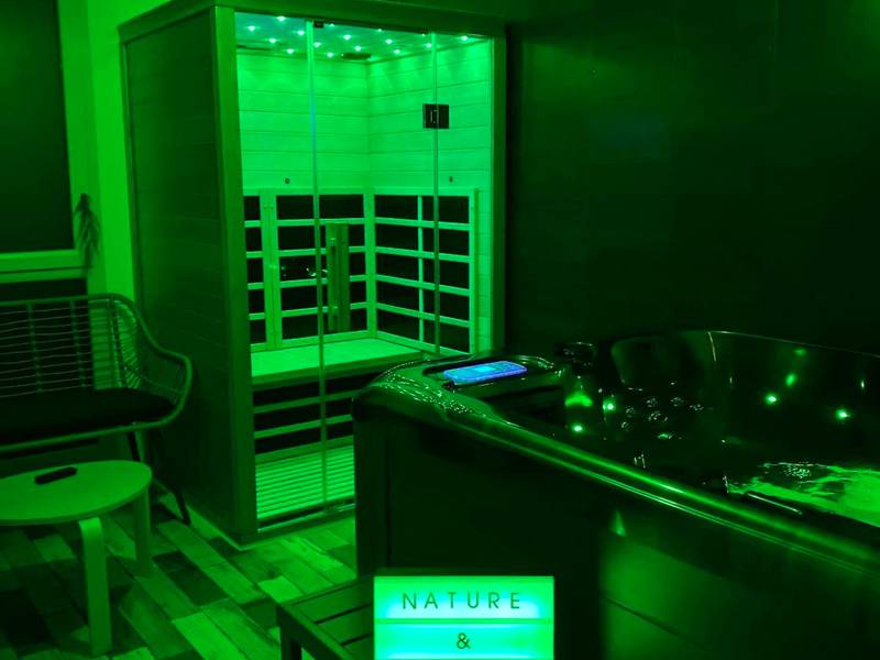 Espace bien - être avec sauna et jacuzzi vert - Love Room Orléans - Nature&Spa Appartement avec Jacuzzi & Sauna privé