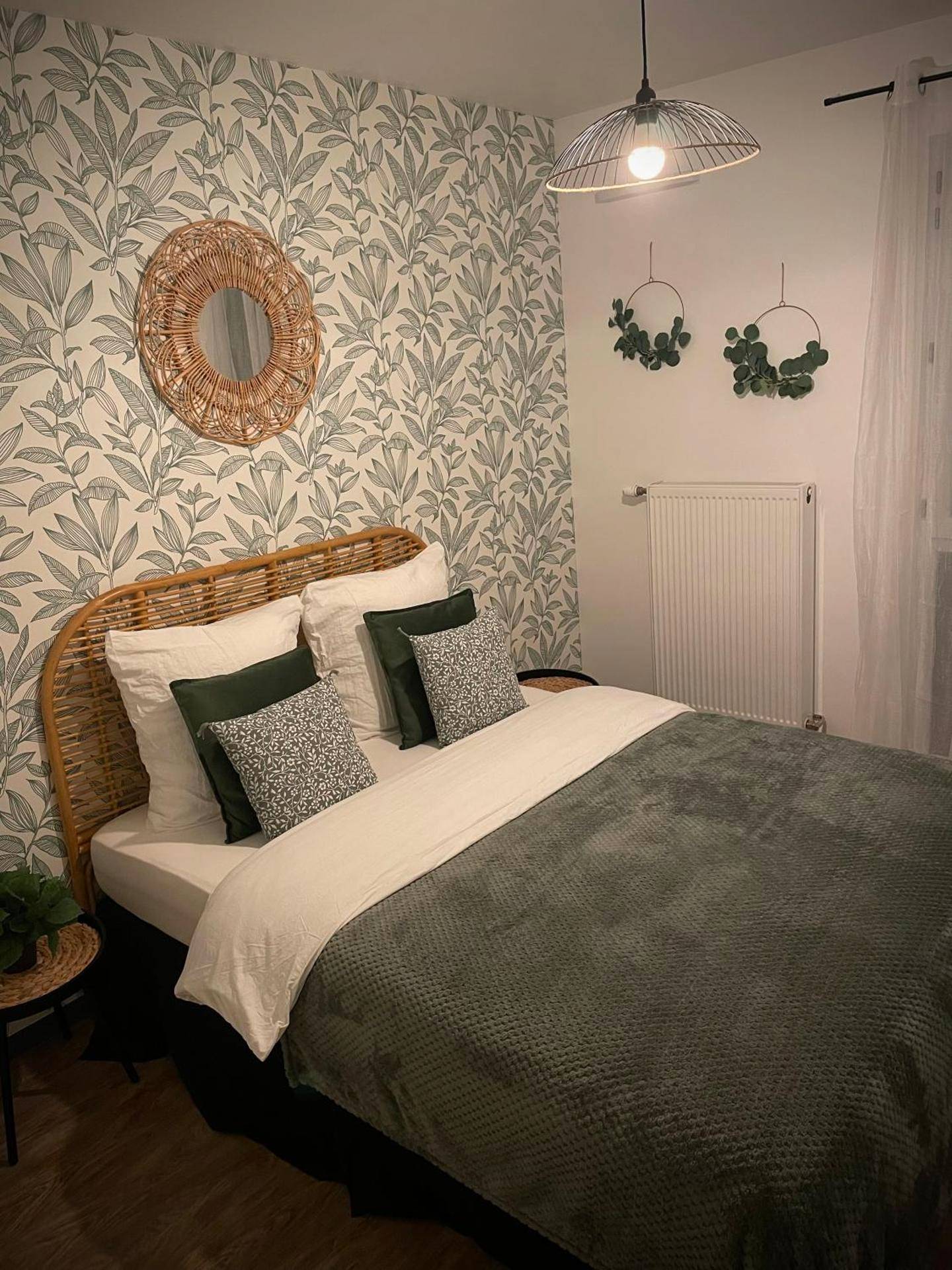 Chambre avec lit double et papier peint végétal - Nature&Spa Appartement avec Jacuzzi & Sauna privé