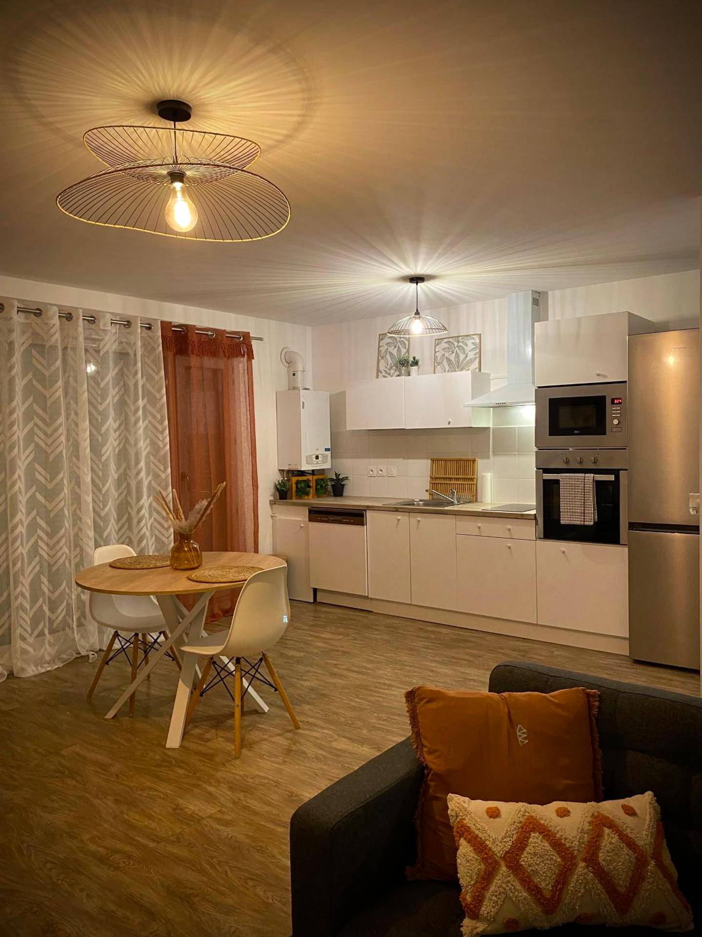 Cuisine équipée ouverte sur coin repas - Nature&Spa Appartement avec Jacuzzi & Sauna privé