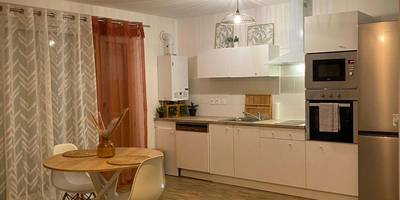 Cuisine équipée ouverte sur coin repas - Nature&Spa Appartement avec Jacuzzi & Sauna privé