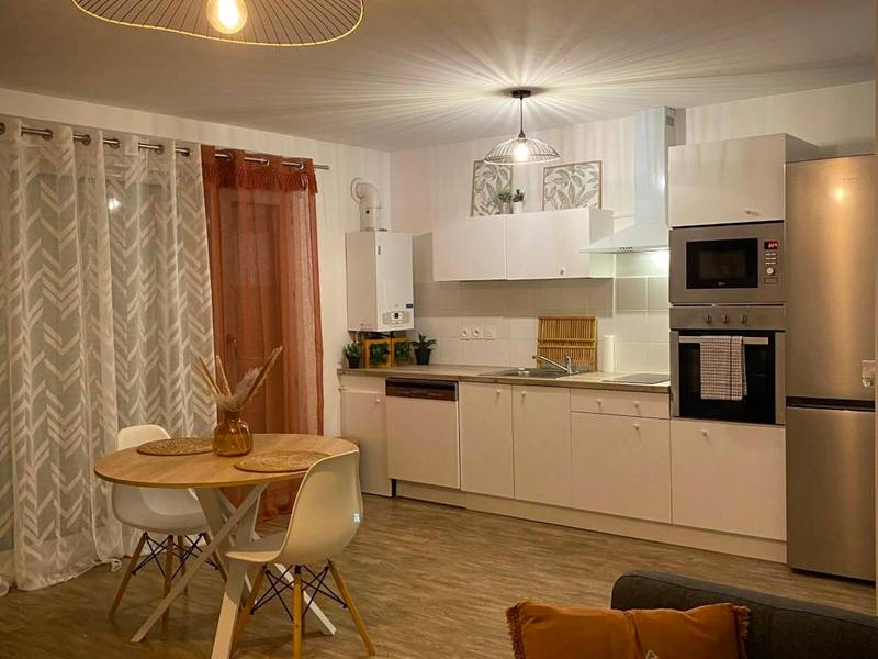 Cuisine équipée ouverte sur coin repas - Nature&Spa Appartement avec Jacuzzi & Sauna privé