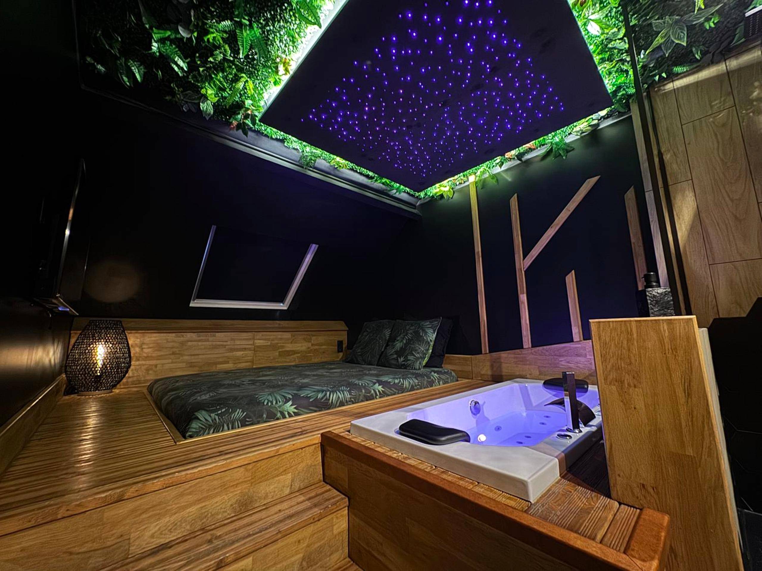 Lit double et jacuzzi sous ciel étoilé - Love Room Pontault - Combault - Need'Amour - Suite chaleureuse