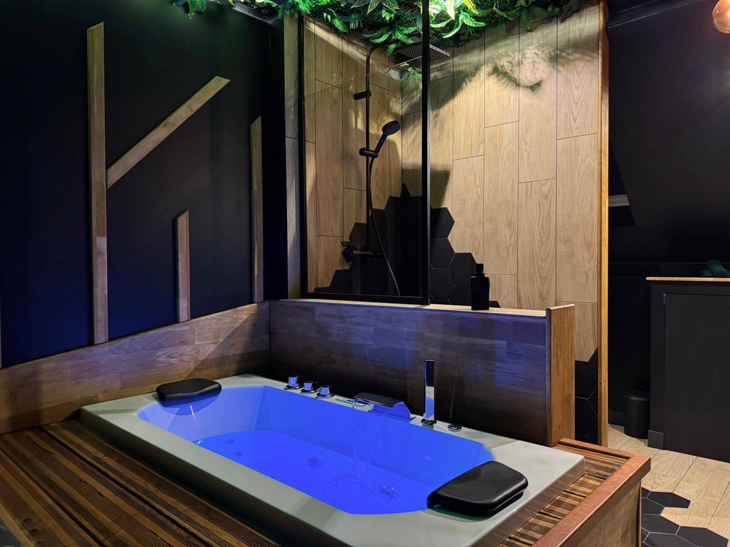 Jacuzzi privatif avec éclairage bleu néon - Need'Amour - Suite chaleureuse