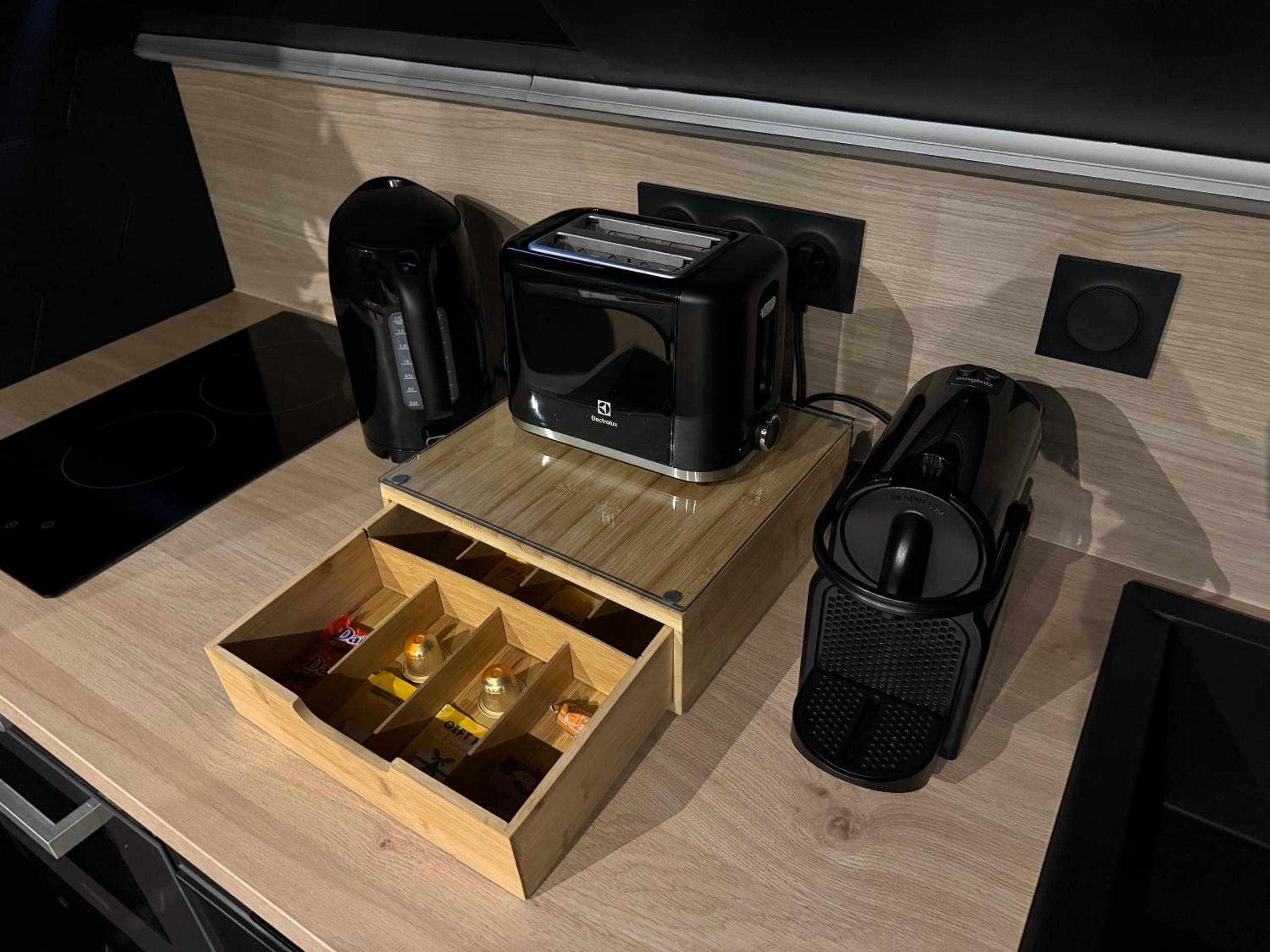 Espace café avec machine, bouilloire et grille - pain - Need'Amour - Suite chaleureuse