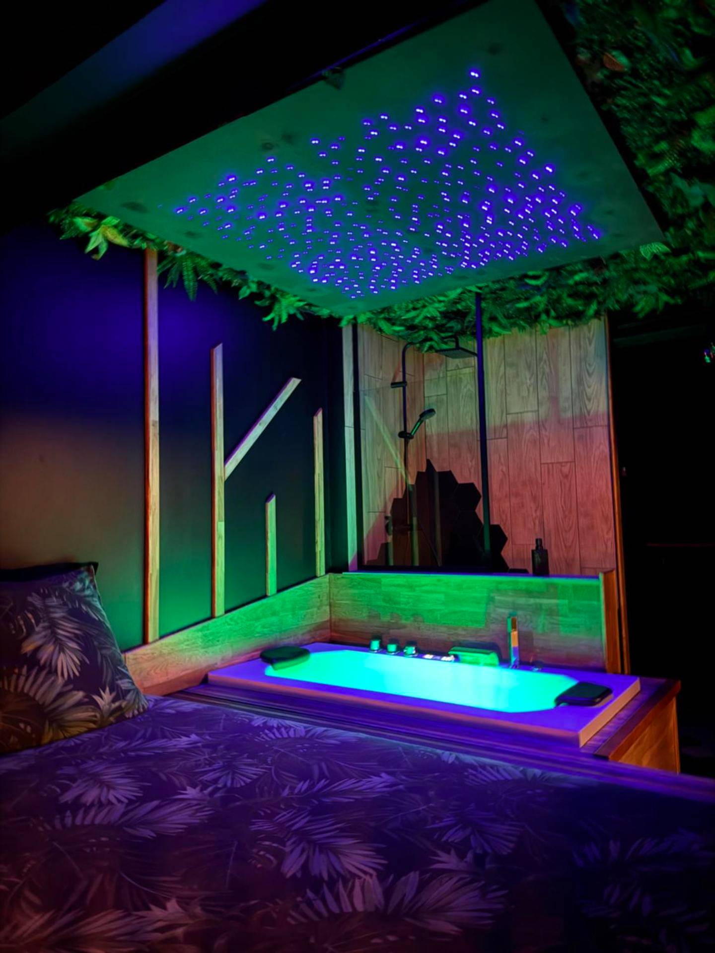Baignoire balnéo éclairée et plafond étoilé - Need'Amour - Suite chaleureuse