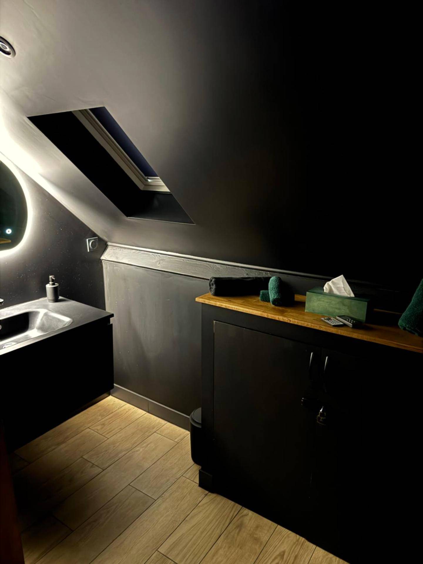 Meuble vasque et miroir lumineux sous velux - Need'Amour - Suite chaleureuse