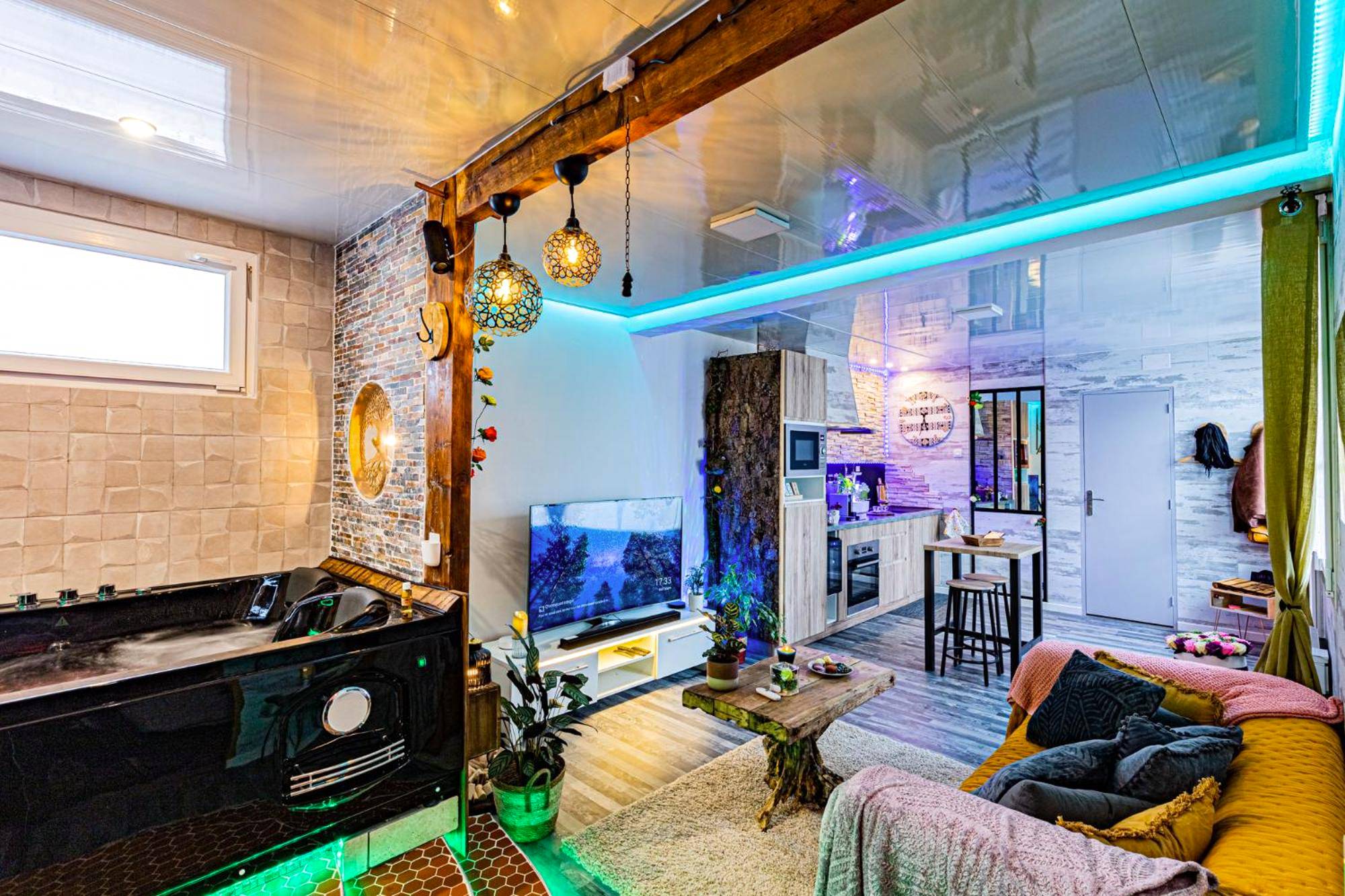 Salon avec jacuzzi et éclairage LED bleu - Love Room Villé - Le Néflier Dijon - appart balnéo - SPA romantique pour 2