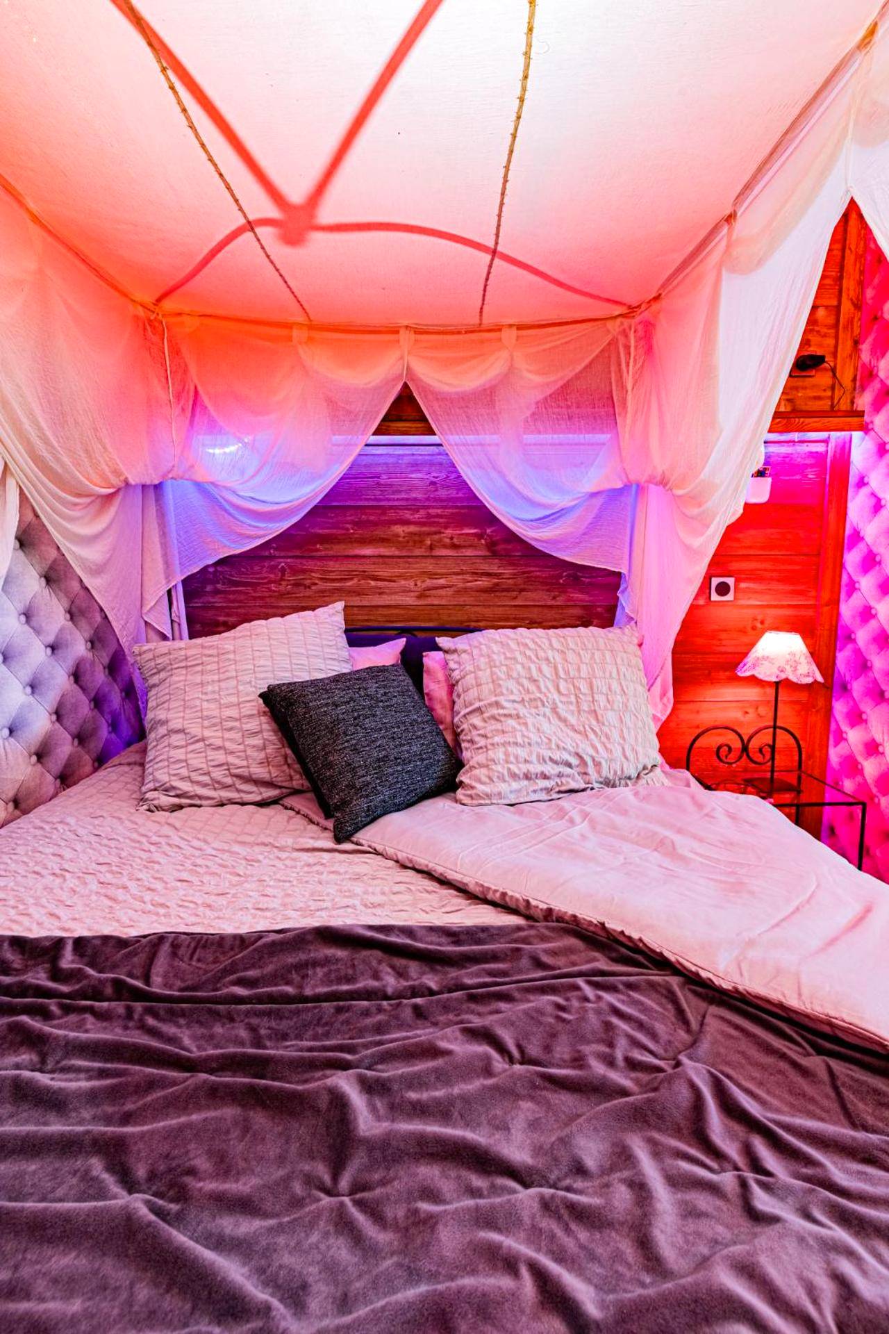 Lit double avec baldaquin et lumière tamisée - Le Néflier Dijon - appart balnéo - SPA romantique pour 2