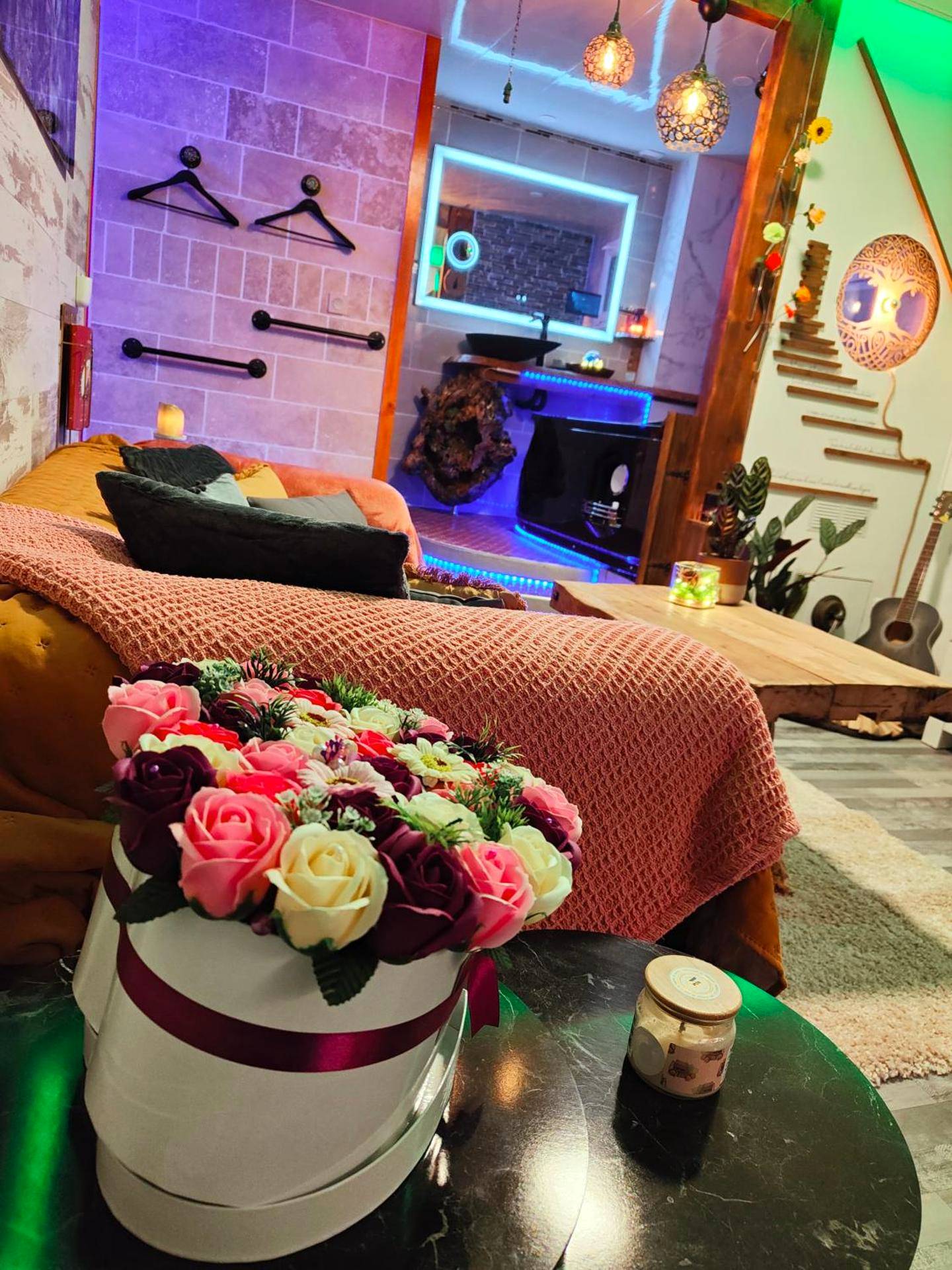 Photo du logement - Le Néflier Dijon - appart balnéo - SPA romantique pour 2