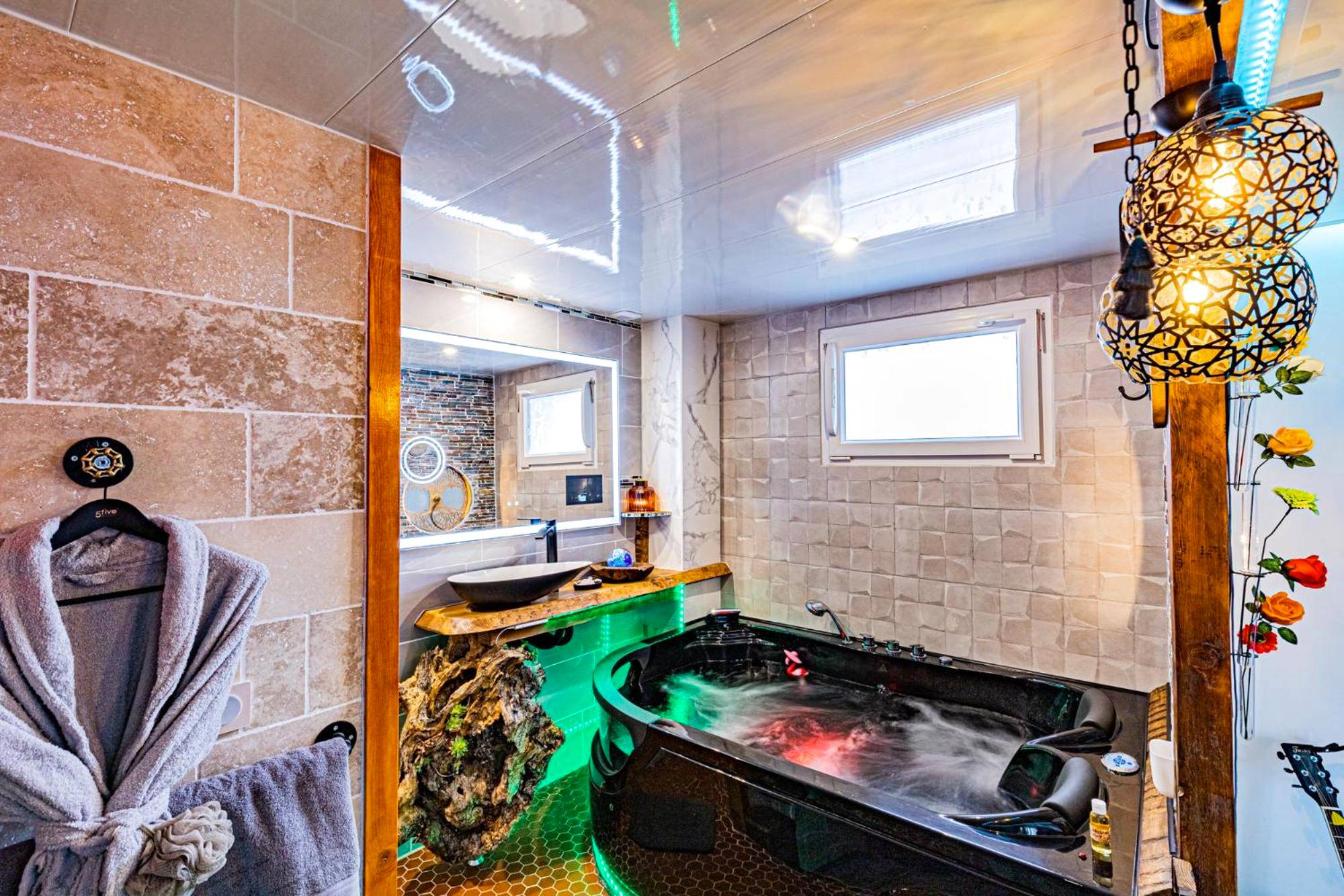 Jacuzzi noir et vasque sur bois flotté - Le Néflier Dijon - appart balnéo - SPA romantique pour 2