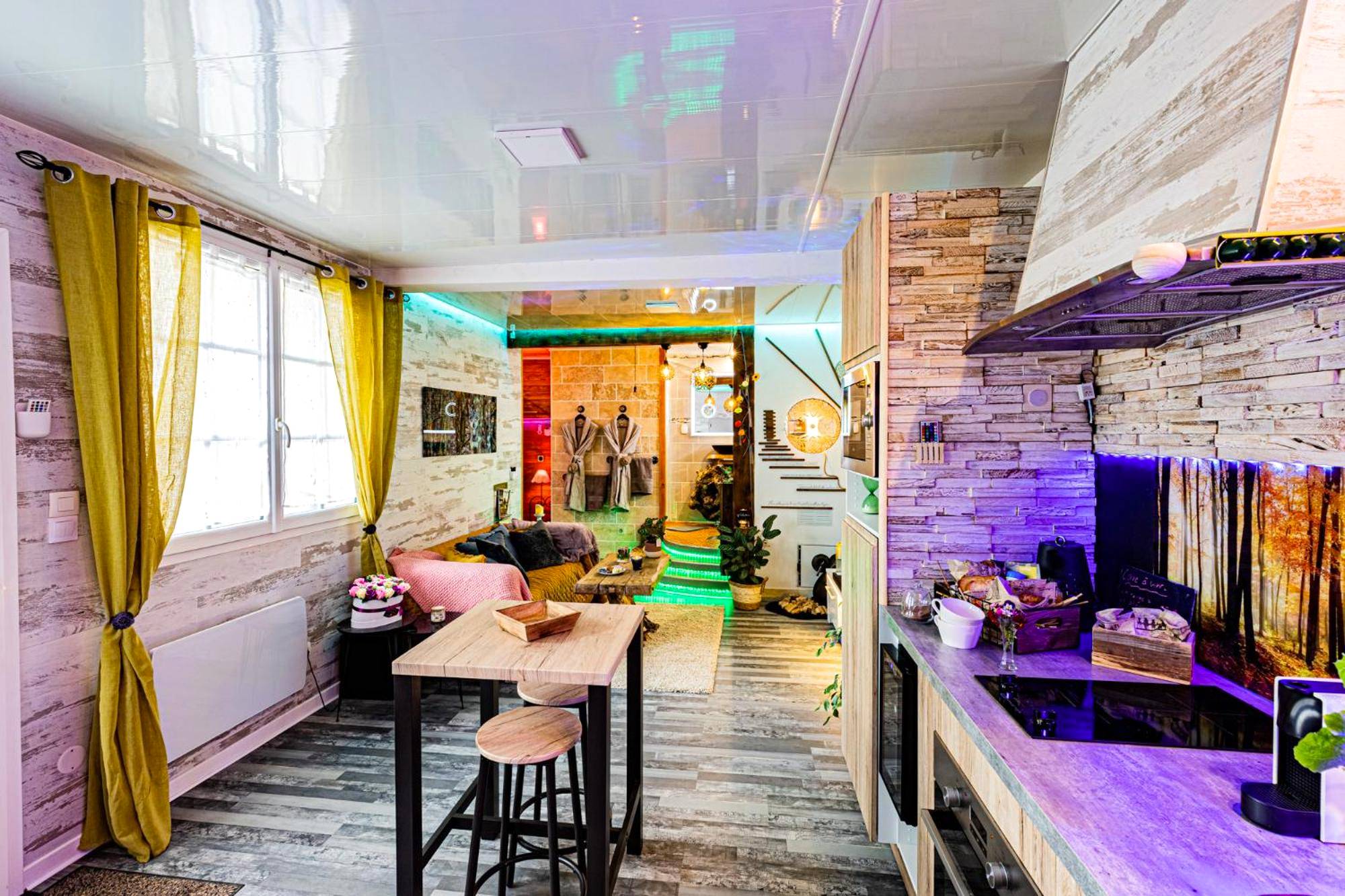 Cuisine équipée ouverte sur coin repas - Le Néflier Dijon - appart balnéo - SPA romantique pour 2