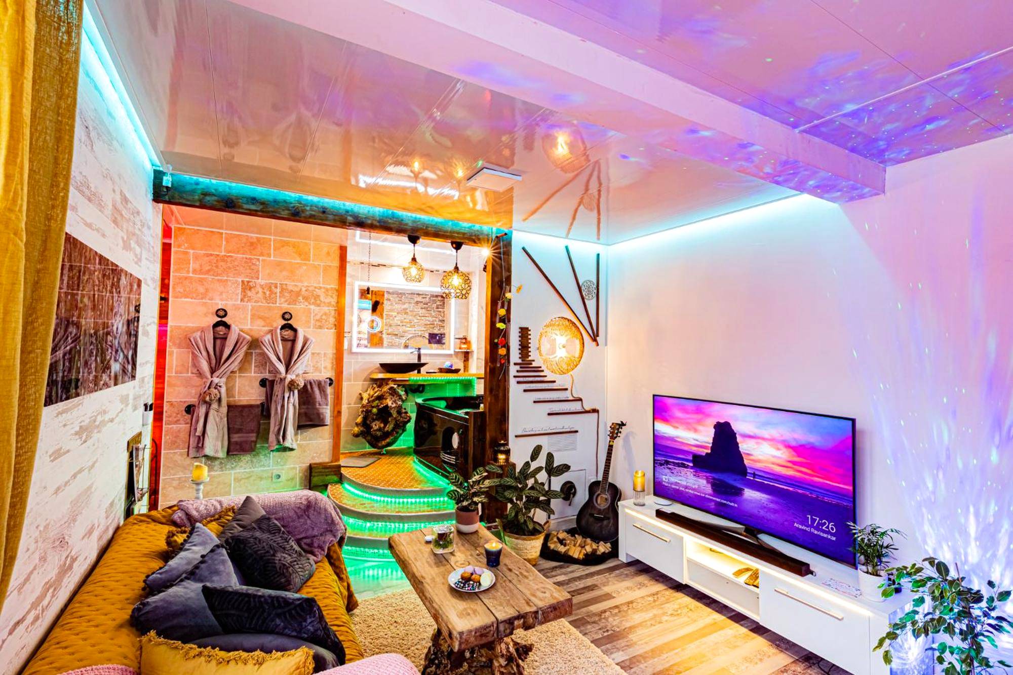 Espace détente avec grand écran et canapé - Le Néflier Dijon - appart balnéo - SPA romantique pour 2