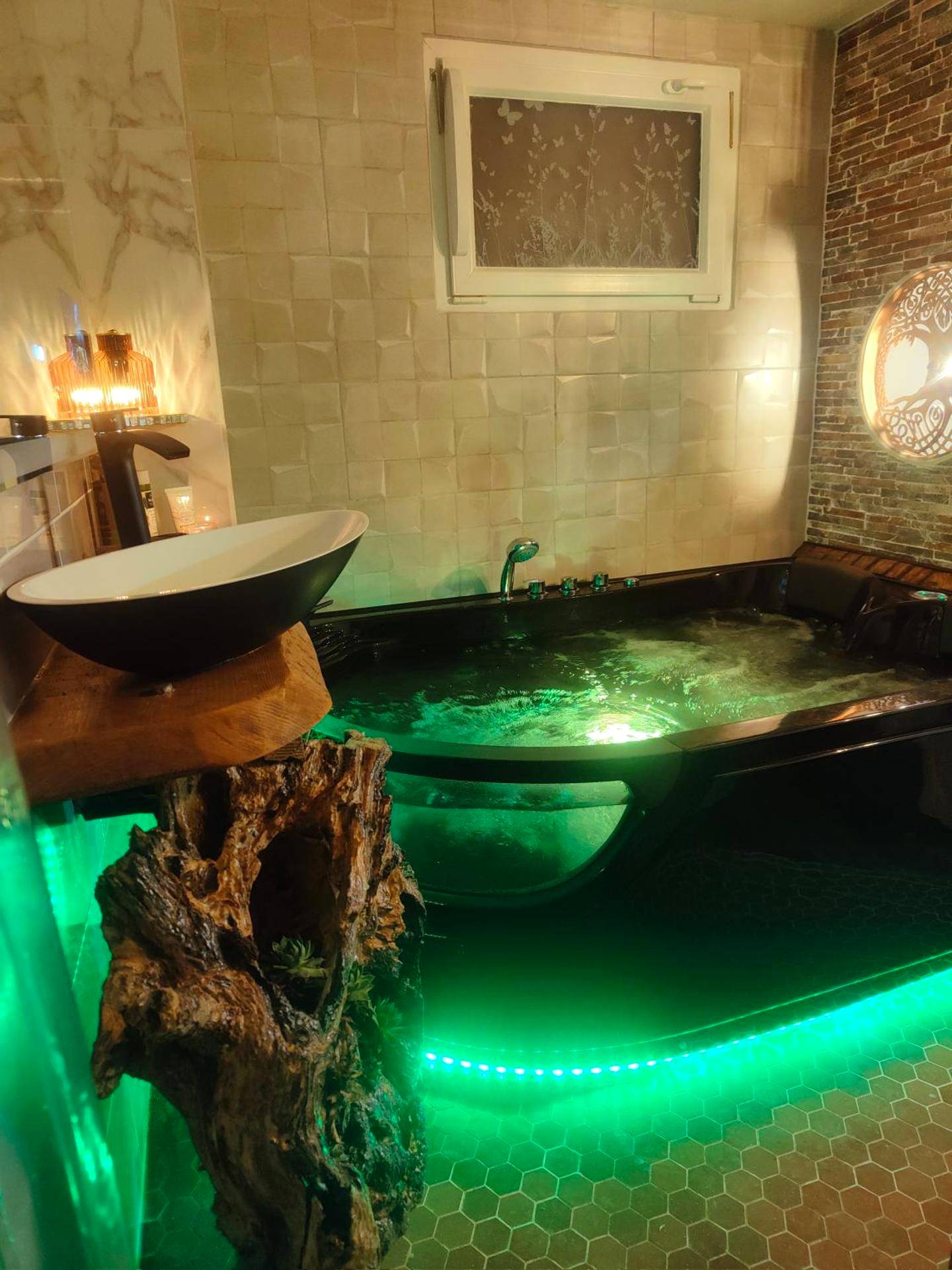 Photo du logement - Le Néflier Dijon - appart balnéo - SPA romantique pour 2 - Villé