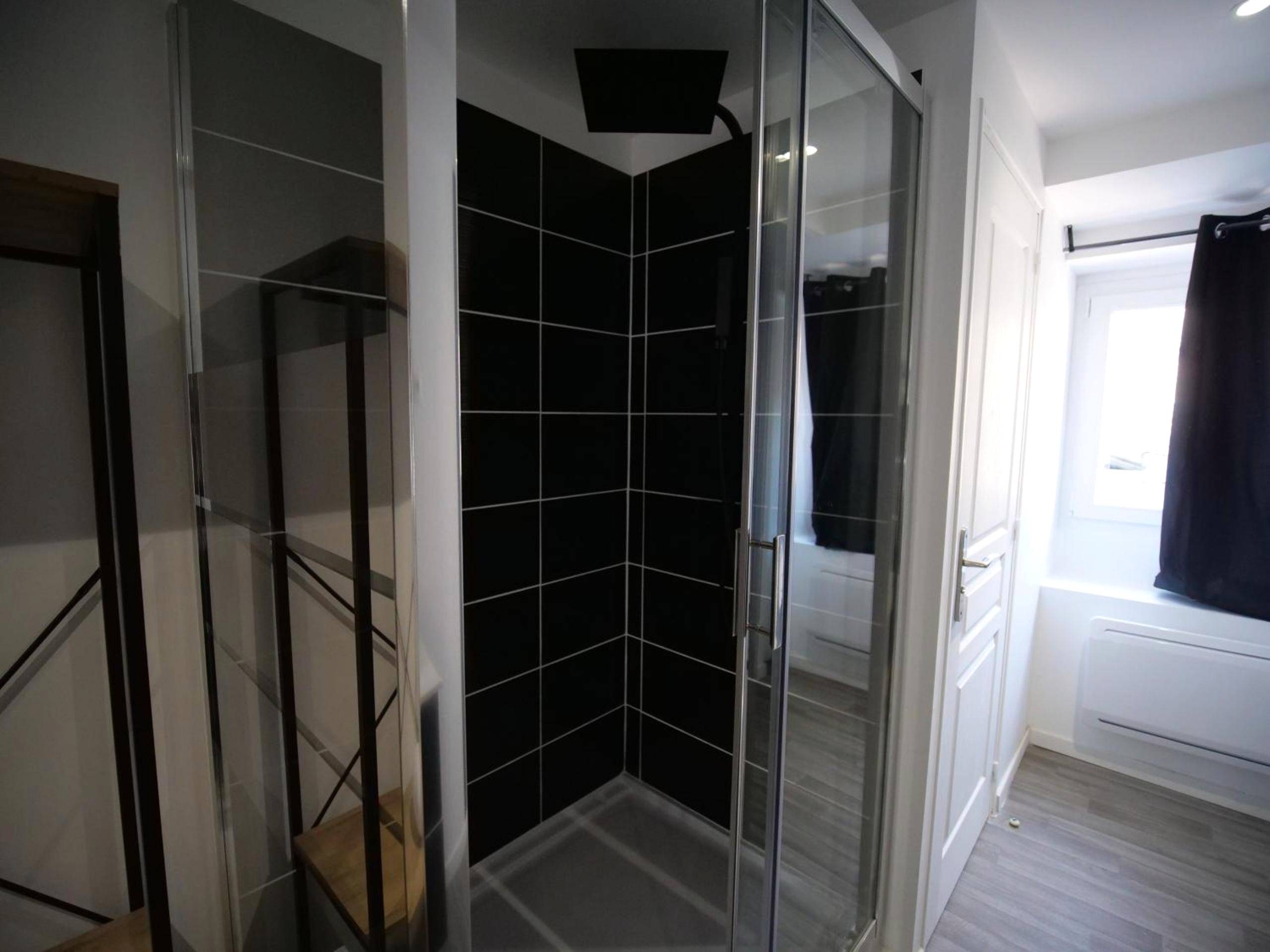 Photo du logement - NG SuiteHome - Lille I Roubaix Centre I Grand Place - Balnéo - Netflix - Wifi