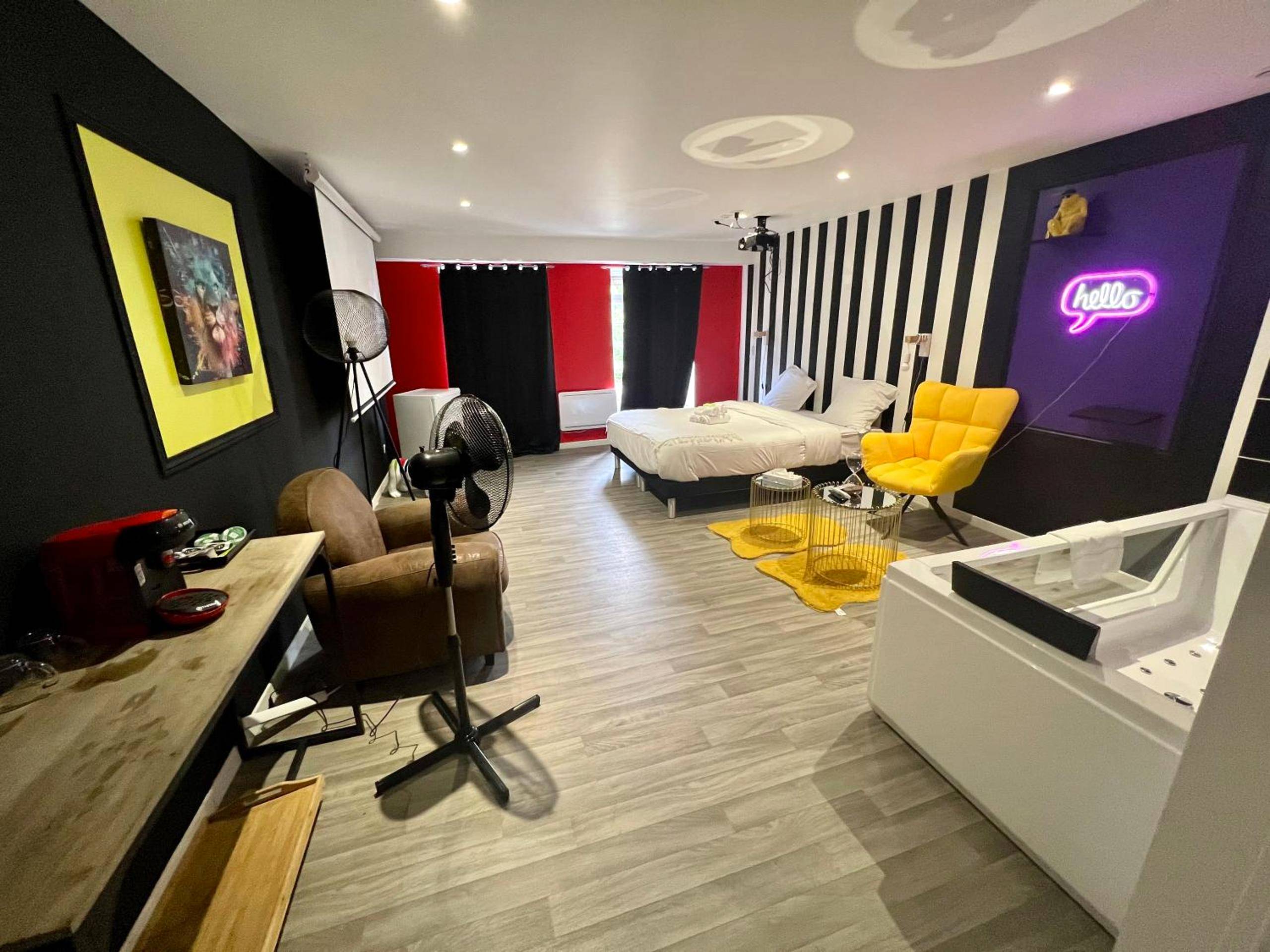 Photo du logement - NG SuiteHome - Lille I Roubaix Centre I Grand Place - Balnéo - Netflix - Wifi