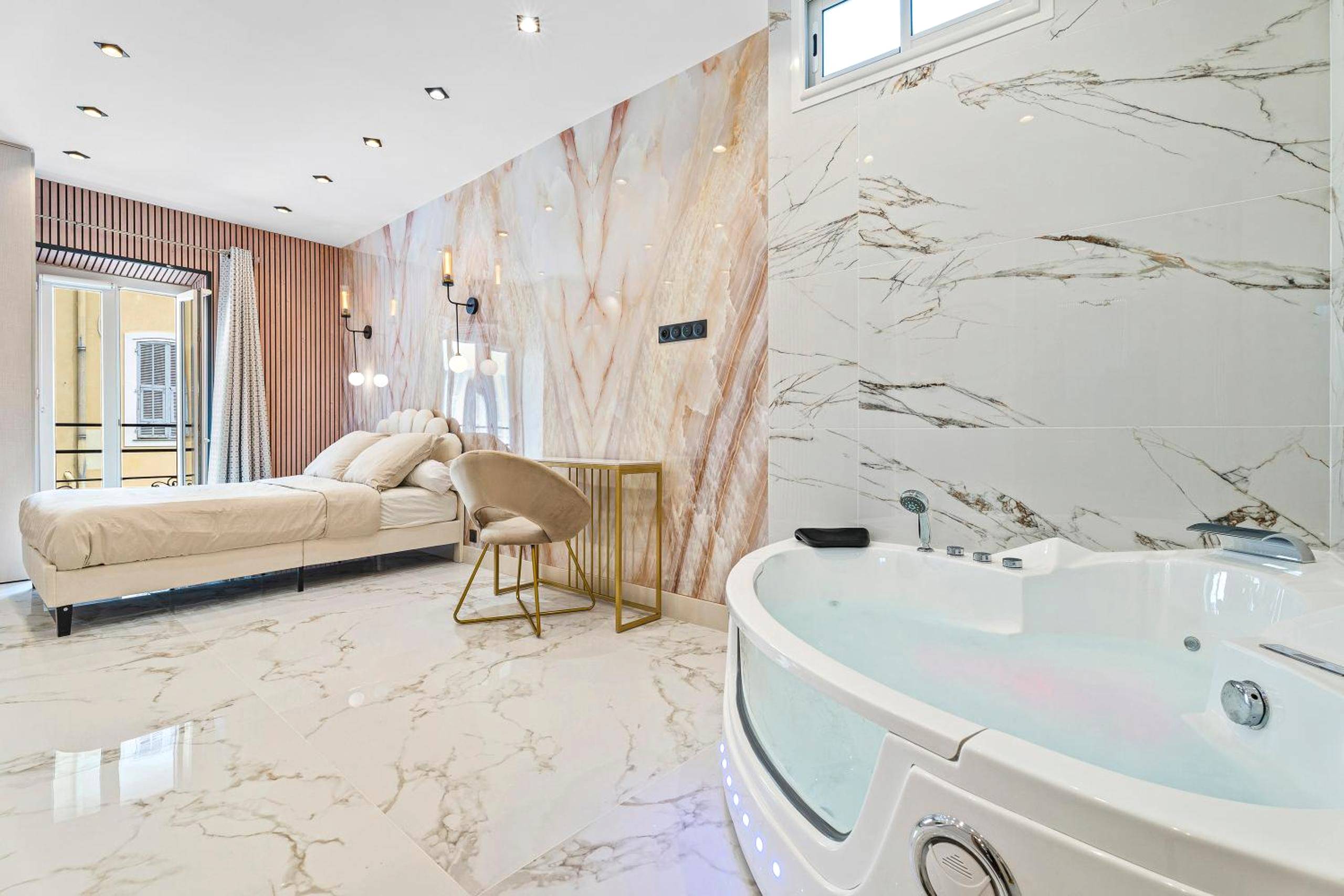 Jacuzzi privatif et lit double en suite - Love Room Nice - Nice Renting - 8FRANCE - Luxury & Comfort Love Room Suite...