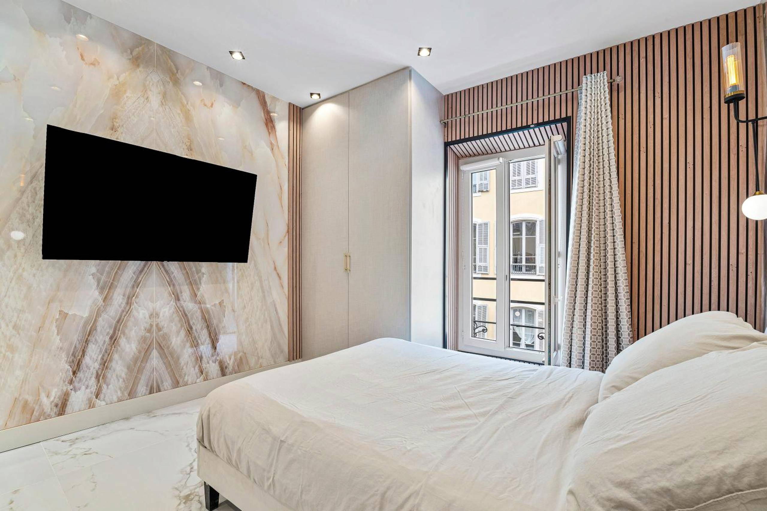 Lit double face à un grand écran plat - Nice Renting - 8FRANCE - Luxury & Comfort Love Room Suite Jacuzzi Massena