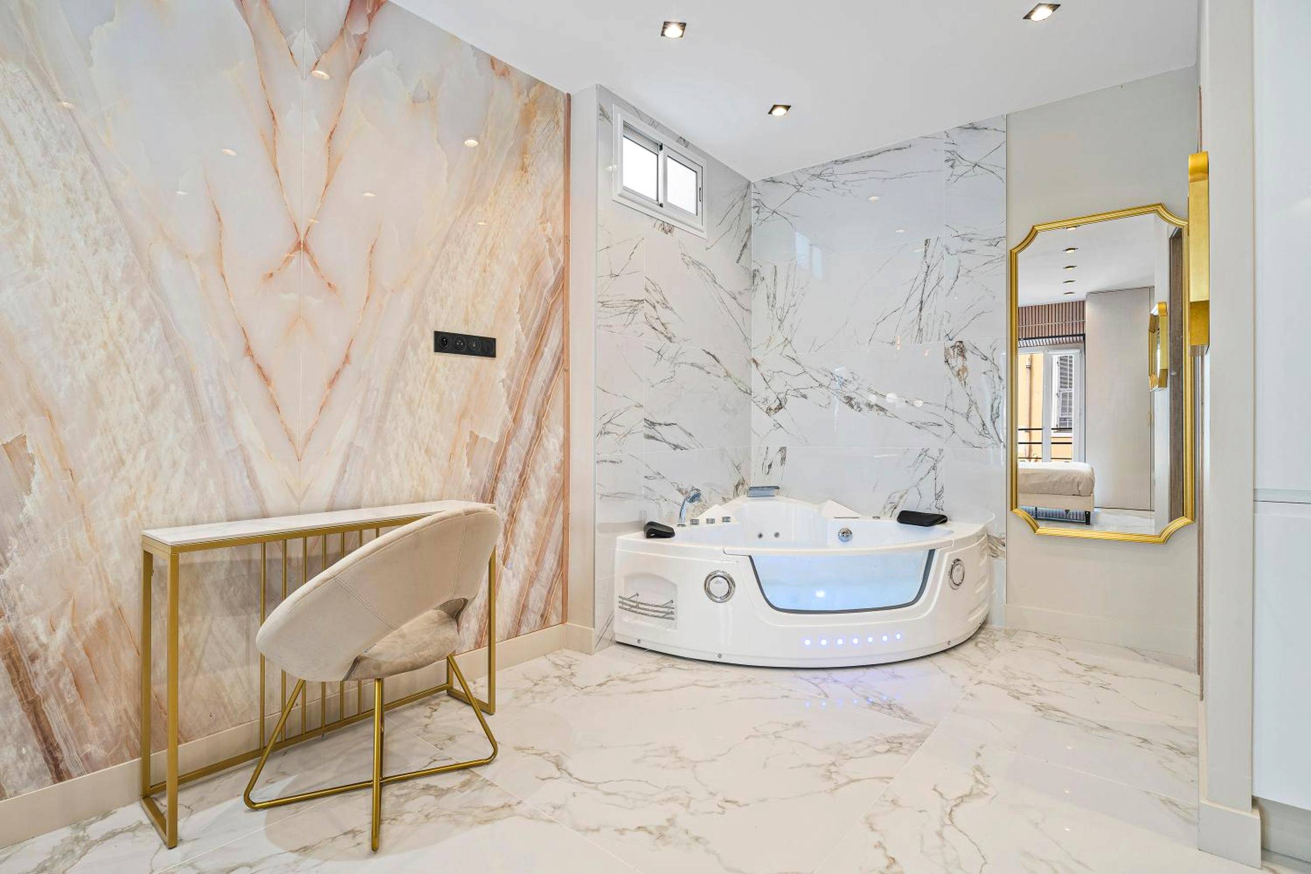 Baignoire balnéo d'angle et coin bureau - Nice Renting - 8FRANCE - Luxury & Comfort Love Room Suite Jacuzzi Massena