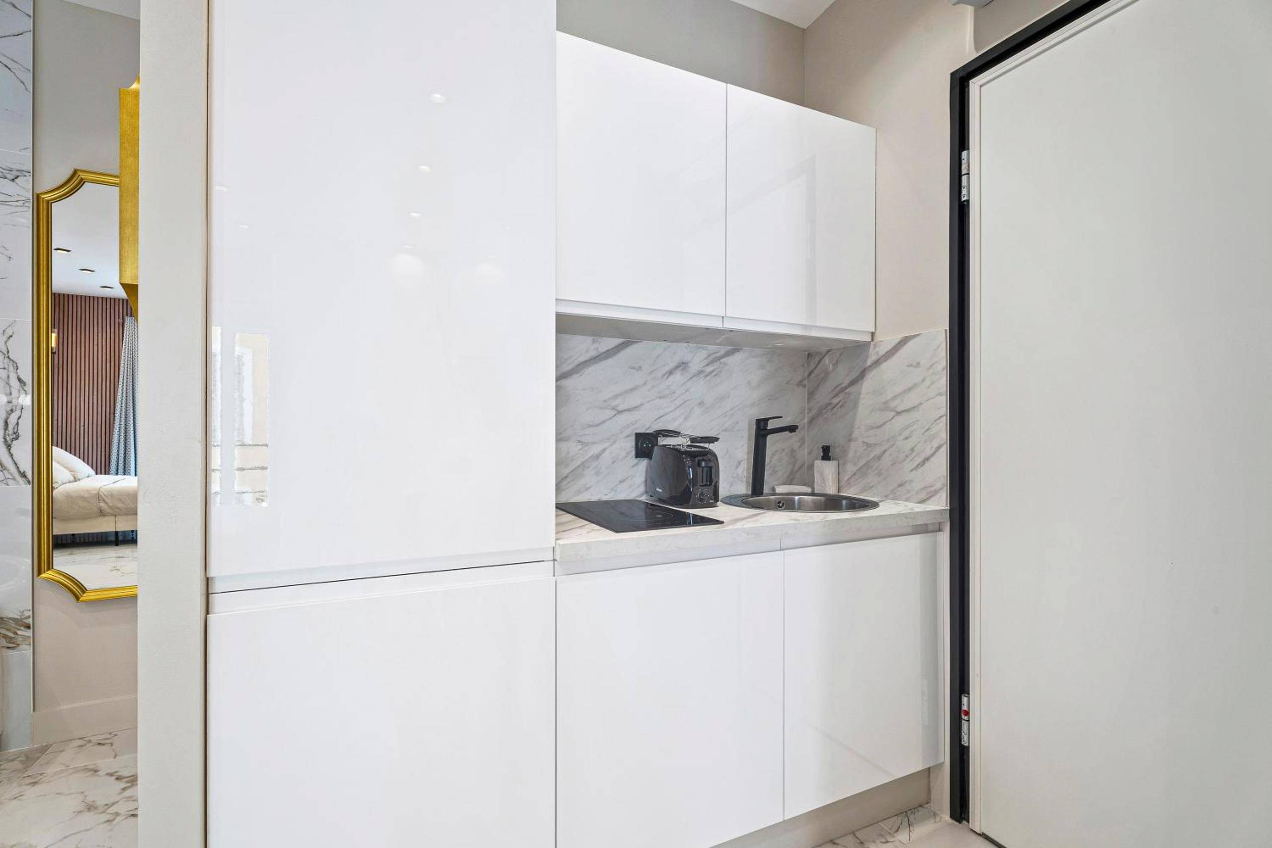 Kitchenette moderne avec rangements blancs - Nice Renting - 8FRANCE - Luxury & Comfort Love Room Suite Jacuzzi Massena