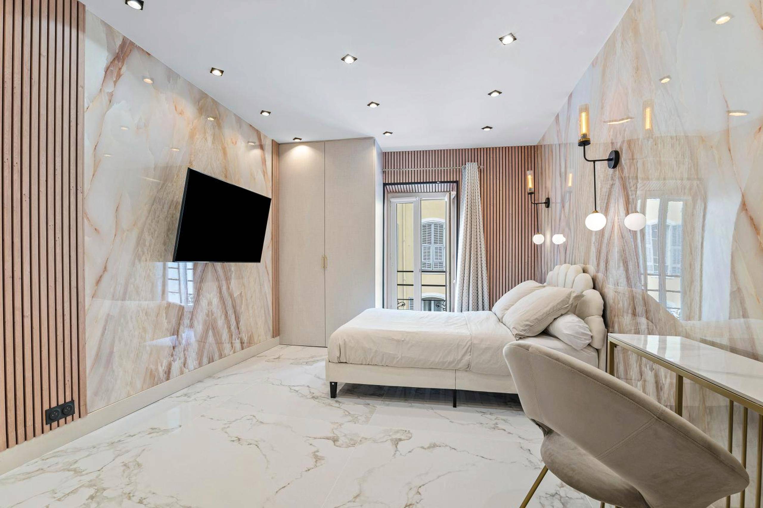 Chambre élégante avec murs en marbre et bois - Nice Renting - 8FRANCE - Luxury & Comfort Love Room Suite Jacuzzi Massena