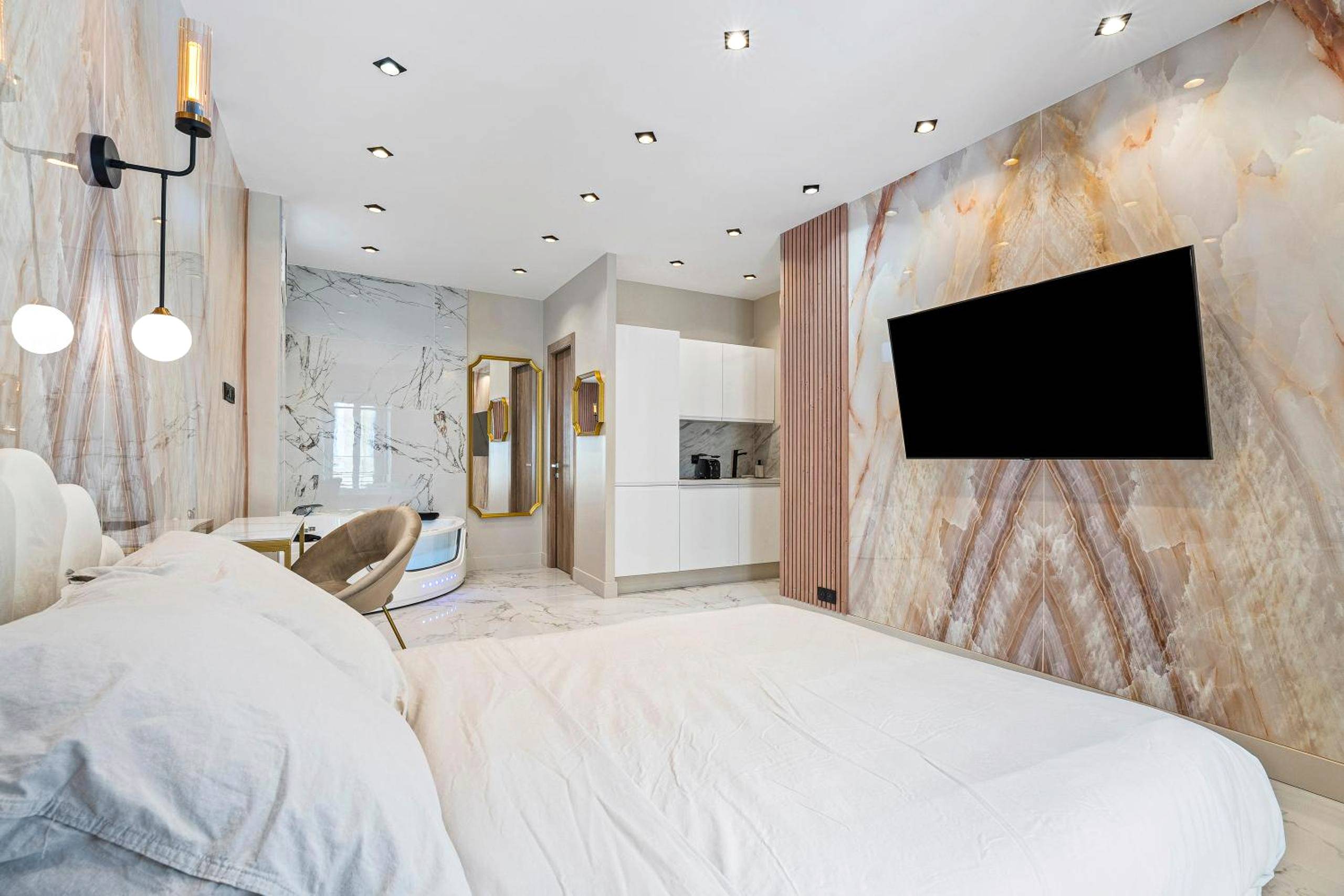 Photo du logement - Nice Renting - 8FRANCE - Luxury & Comfort Love Room Suite Jacuzzi Massena - Nice