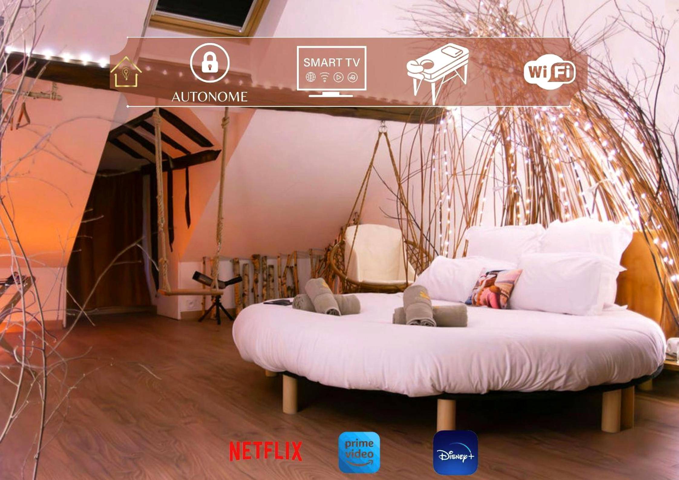 Lit rond sous une arche de branches lumineuses - Love Room Vierzon - Le Nichoir Cosy : Évasion Bien - être et Massage