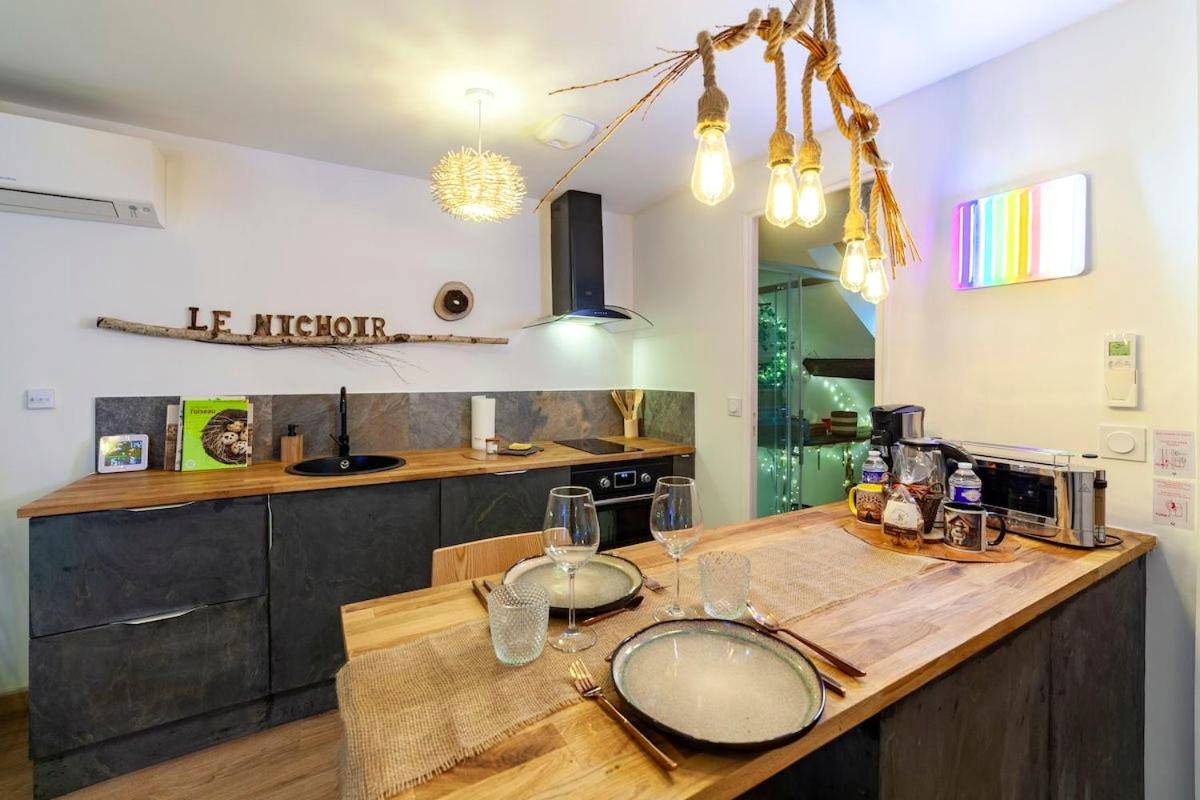 Cuisine équipée et coin repas avec luminaires - Le Nichoir Cosy : Évasion Bien - être et Massage
