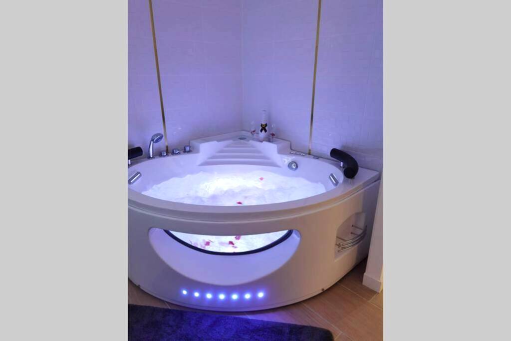 Vue principale - Love Room Nice - Nid d'amour baignoire/jacuzzi