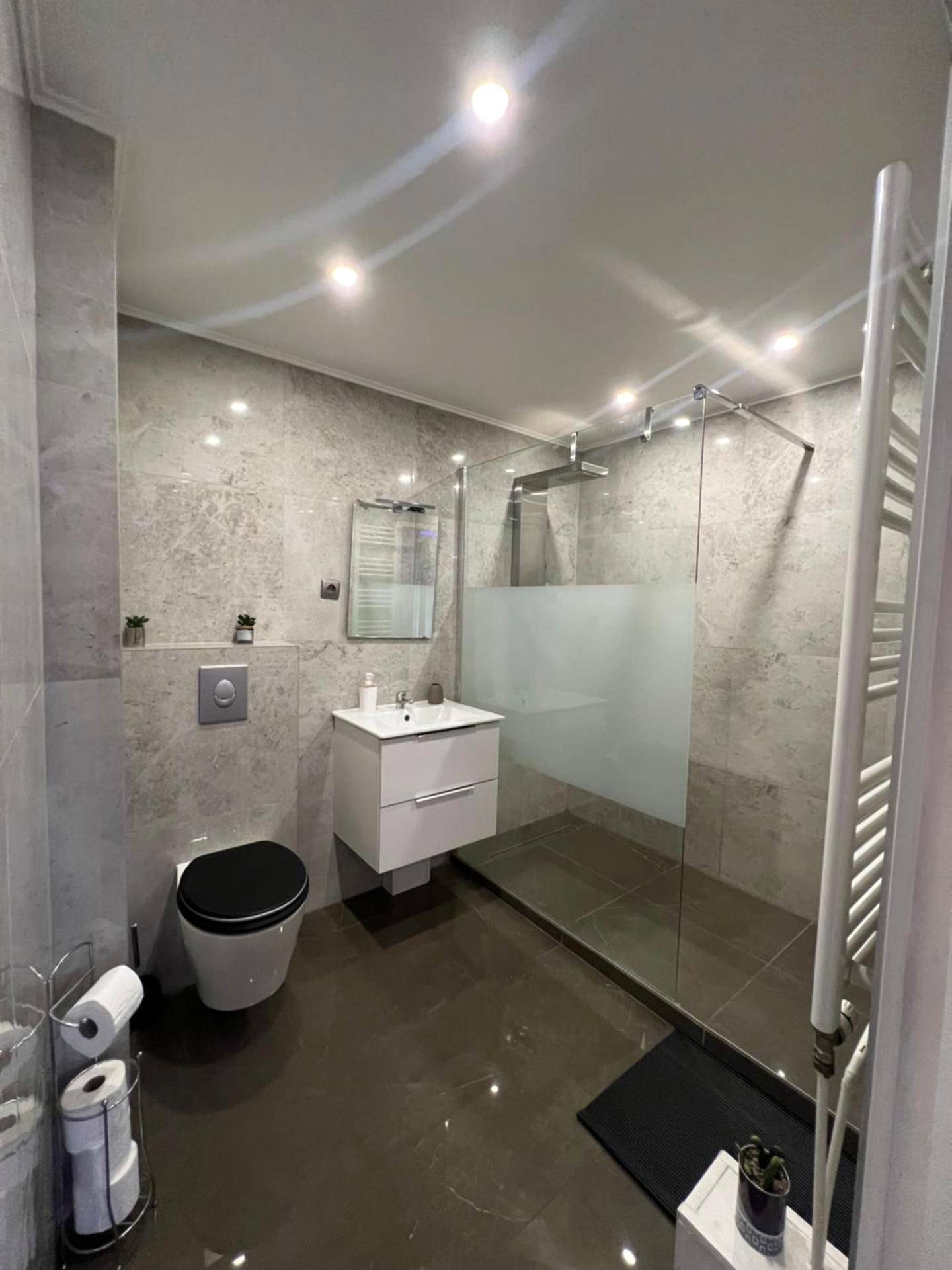 Salle d'eau moderne avec douche à l'italienne - Nid d'Amour