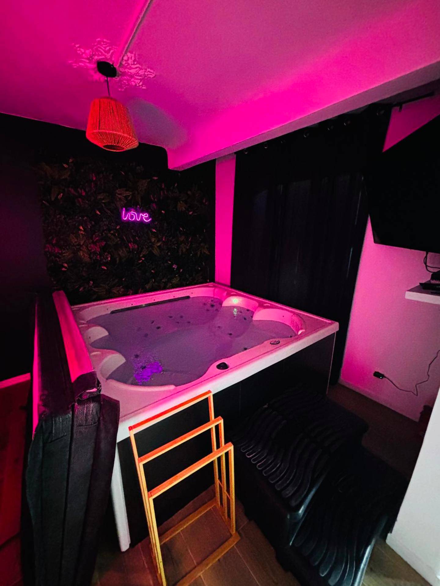 Vue du logement - Love Room Jonquières - Nid ange love room vaucluse