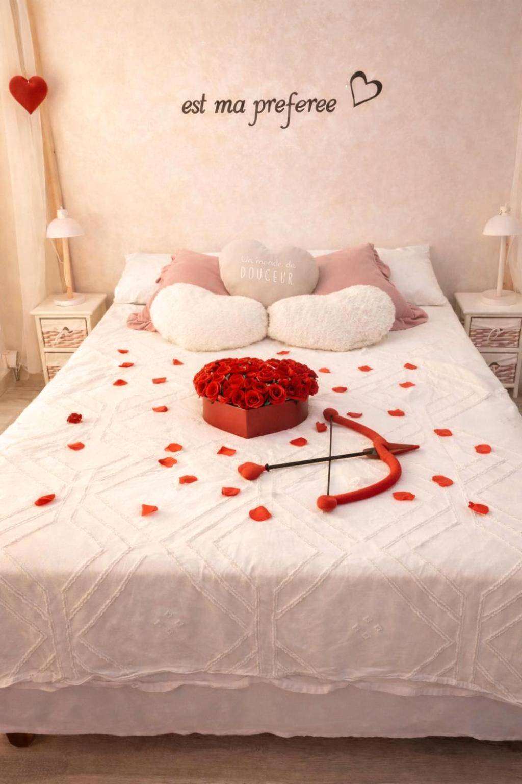 Lit romantique avec roses et arc de Cupidon - Love Room Saint - Michel - l'Observatoire - Gite au nid d'Ange