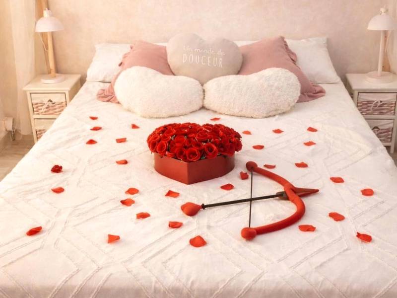 Lit romantique avec roses et arc de Cupidon - Love Room Saint - Michel - l'Observatoire - Gite au nid d'Ange