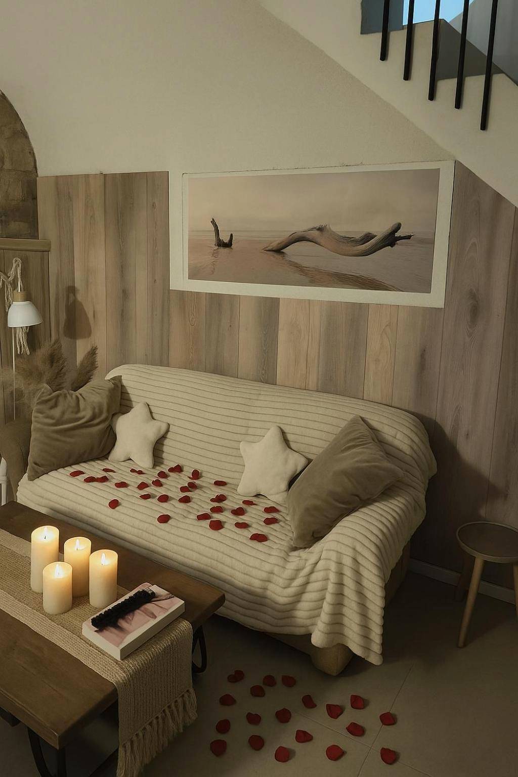 Canapé cosy avec pétales de roses et bougies - Gite au nid d'Ange